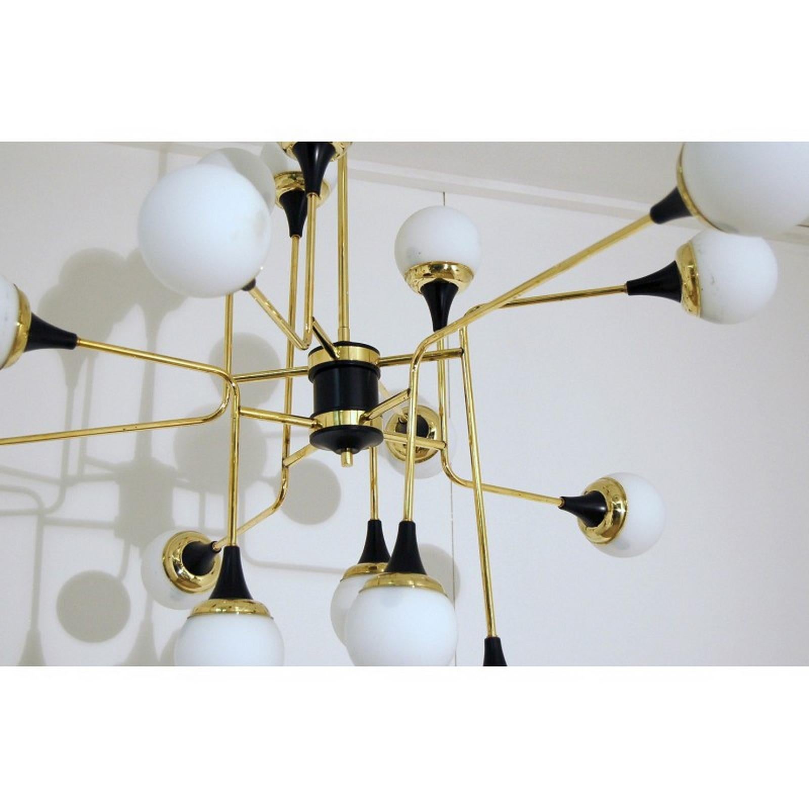 Italienischer zeitgenössischer weißer, schwarzer und messingfarbener moderner asymmetrischer 16-Licht-Kronleuchter im Angebot 6