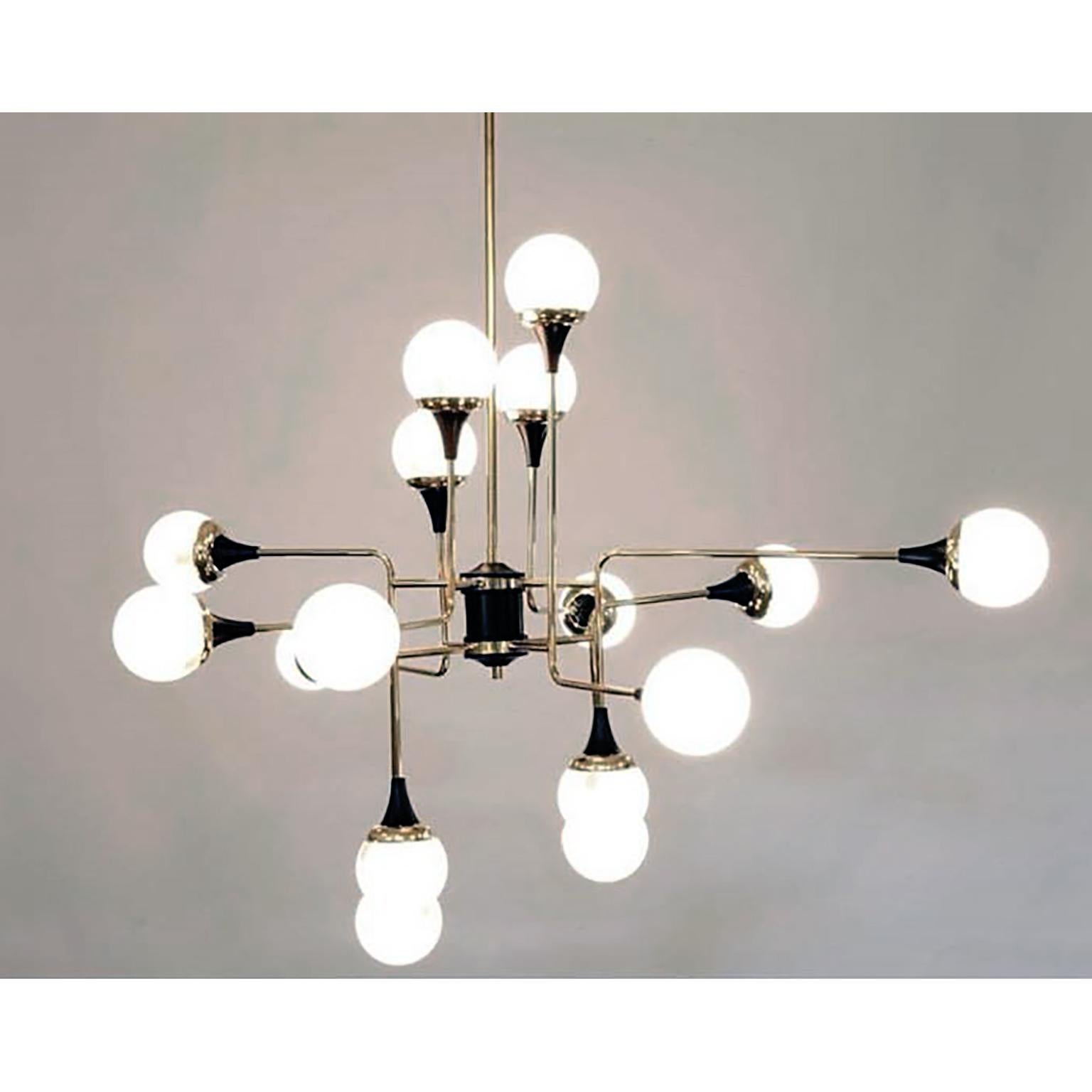 Italienischer zeitgenössischer weißer, schwarzer und messingfarbener moderner asymmetrischer 16-Licht-Kronleuchter (Moderne der Mitte des Jahrhunderts) im Angebot