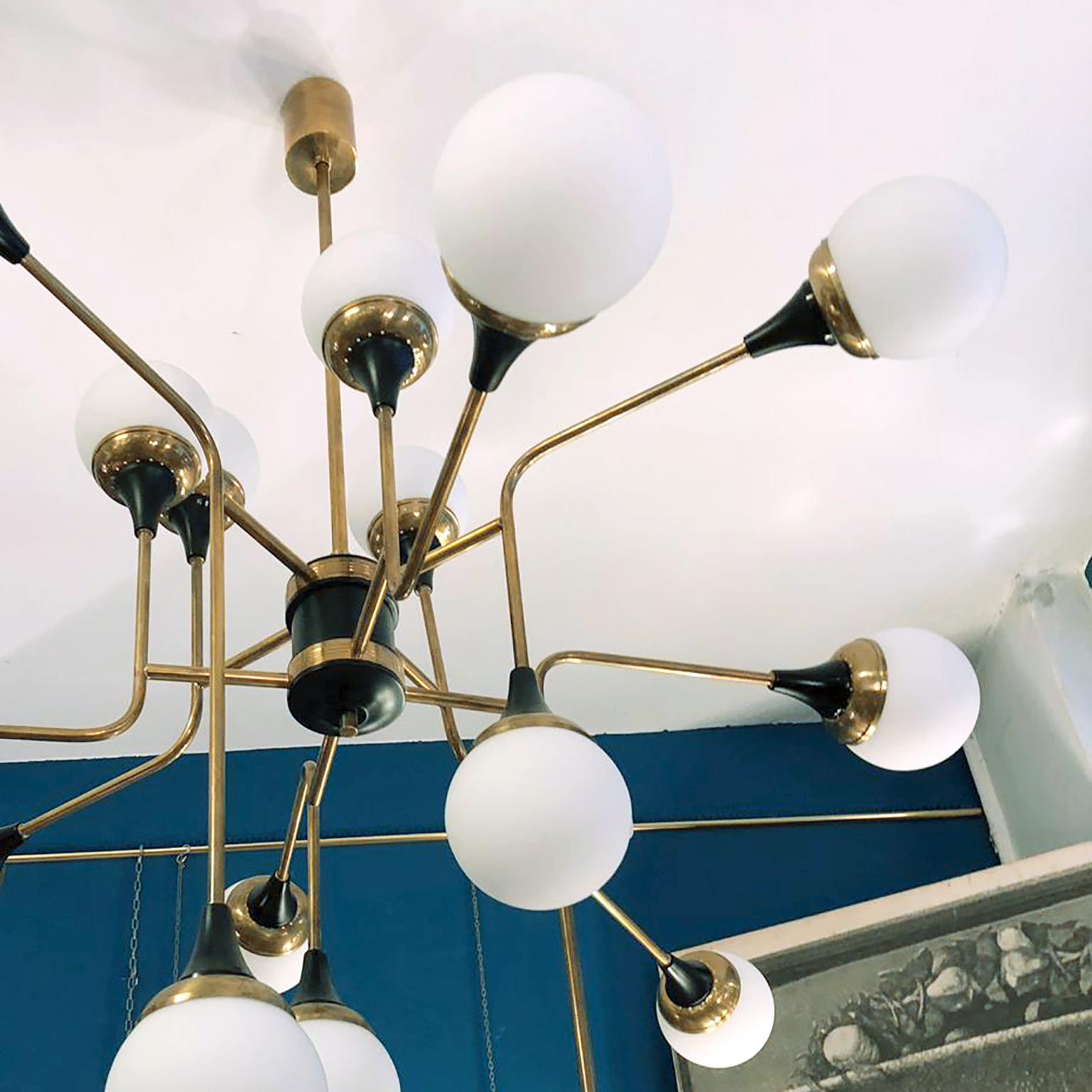 Italienischer zeitgenössischer weißer, schwarzer und messingfarbener moderner asymmetrischer 16-Licht-Kronleuchter im Zustand „Neu“ im Angebot in Bochum, NRW