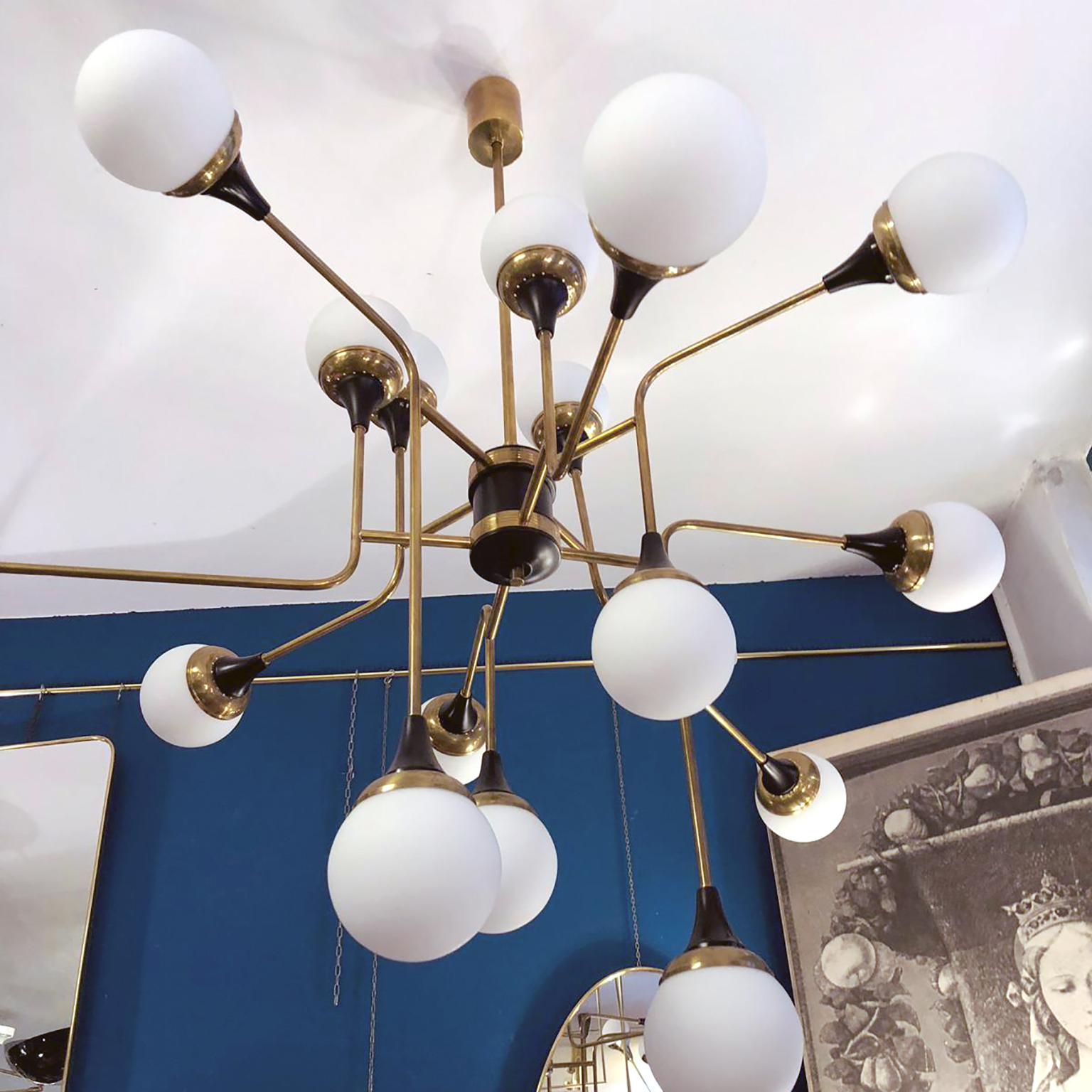 Italienischer zeitgenössischer weißer, schwarzer und messingfarbener moderner asymmetrischer 16-Licht-Kronleuchter (Messing) im Angebot