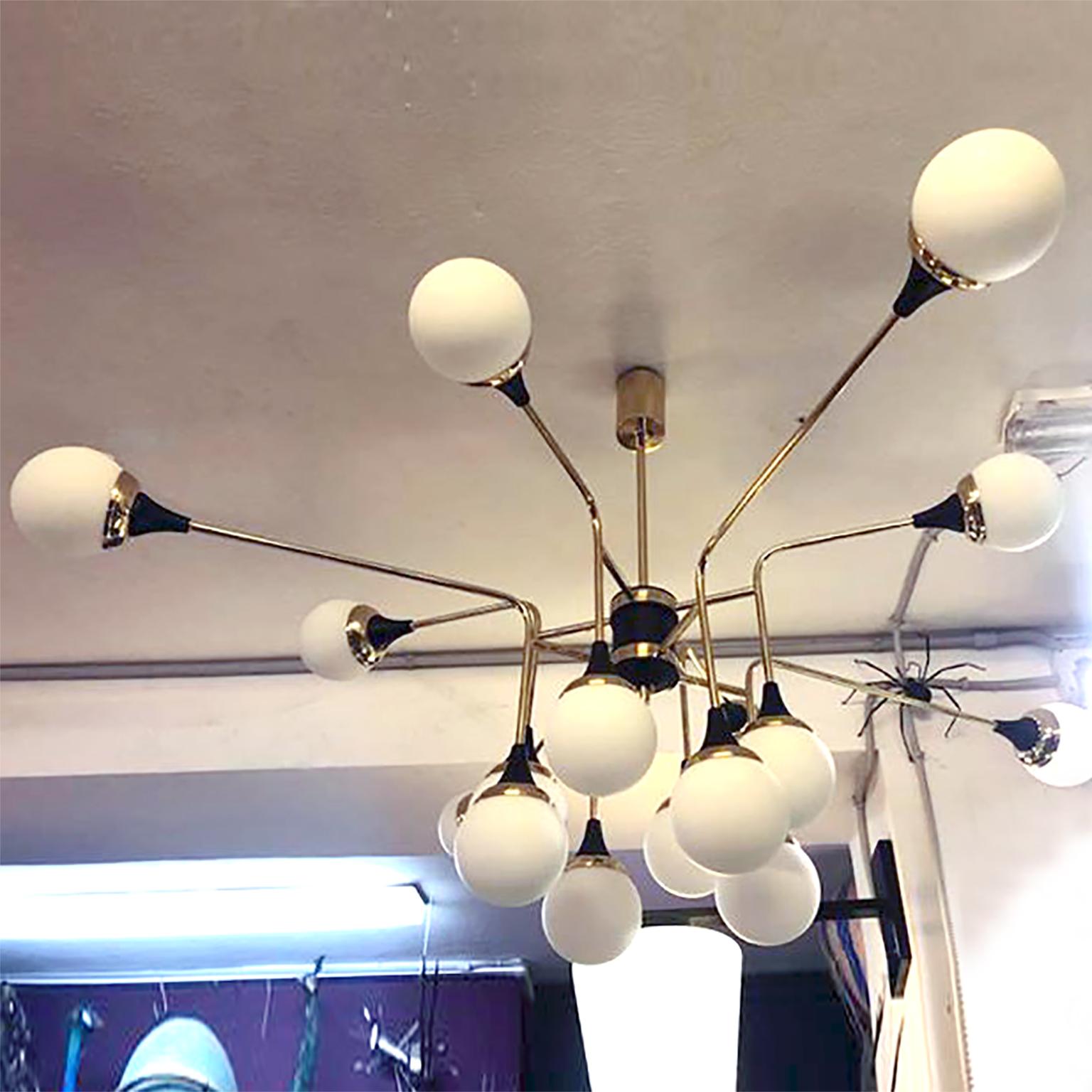 Italienischer zeitgenössischer weißer, schwarzer und messingfarbener moderner asymmetrischer 16-Licht-Kronleuchter im Angebot 1