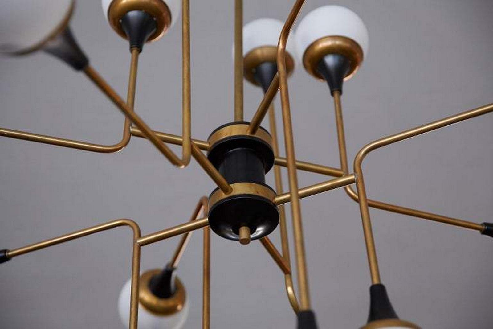Italienischer zeitgenössischer weißer, schwarzer und messingfarbener moderner asymmetrischer 16-Licht-Kronleuchter im Angebot 2