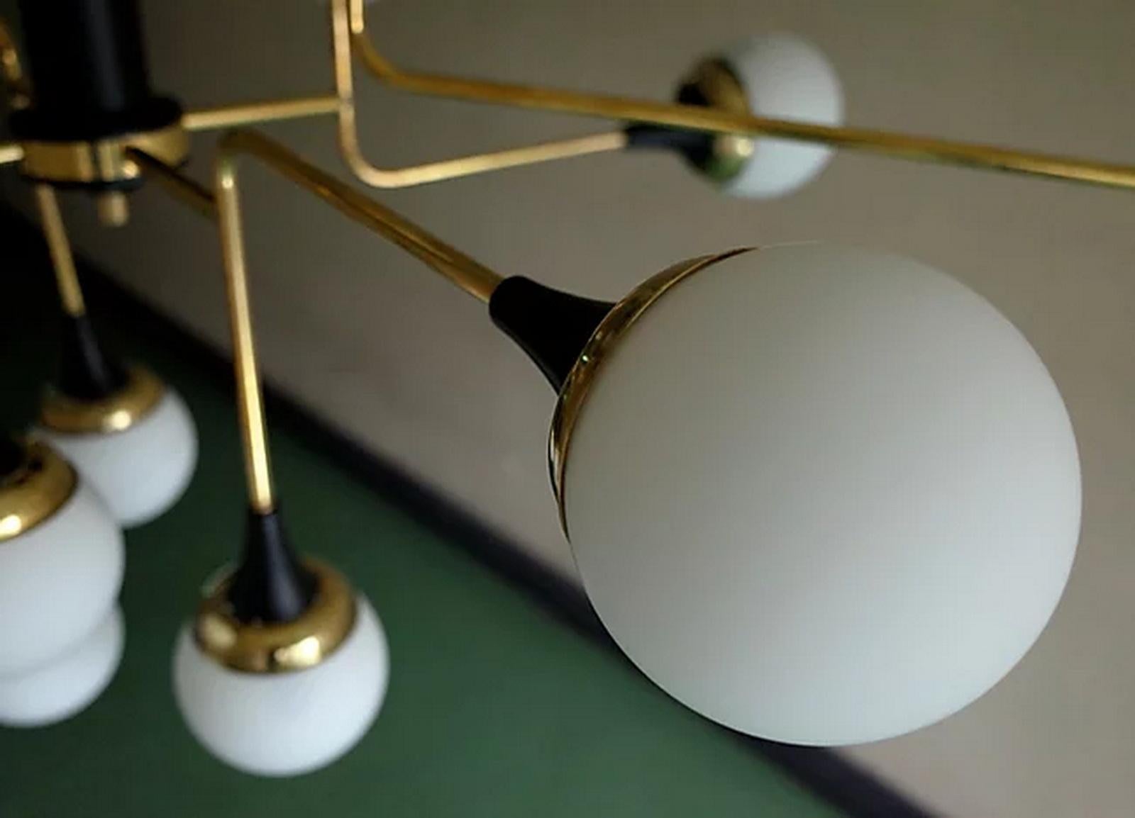 Italienischer zeitgenössischer weißer, schwarzer und messingfarbener moderner asymmetrischer 16-Licht-Kronleuchter im Angebot 3