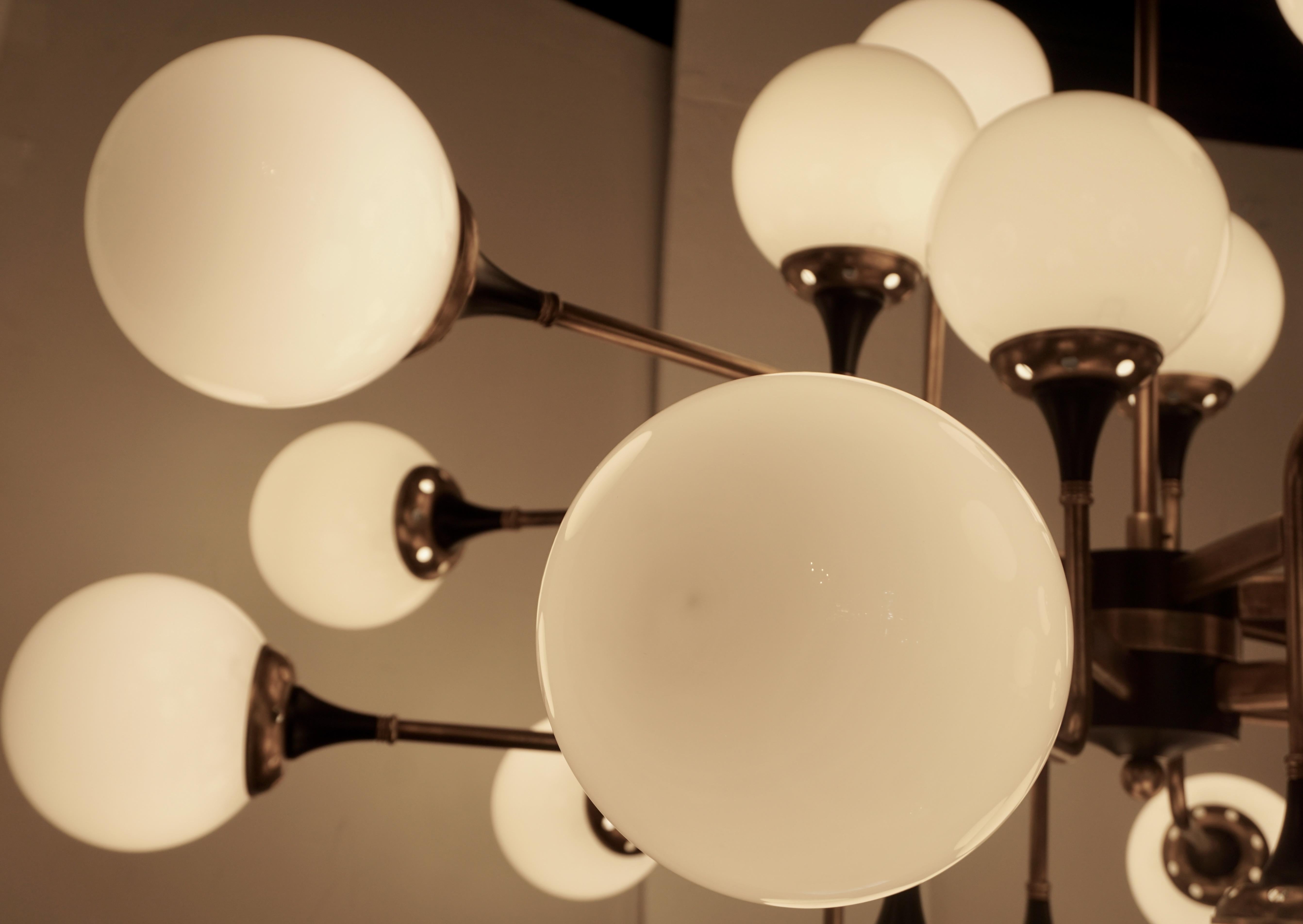Lustre moderne italien contemporain asymétrique à 24 lumières, blanc, noir et laiton en vente 7