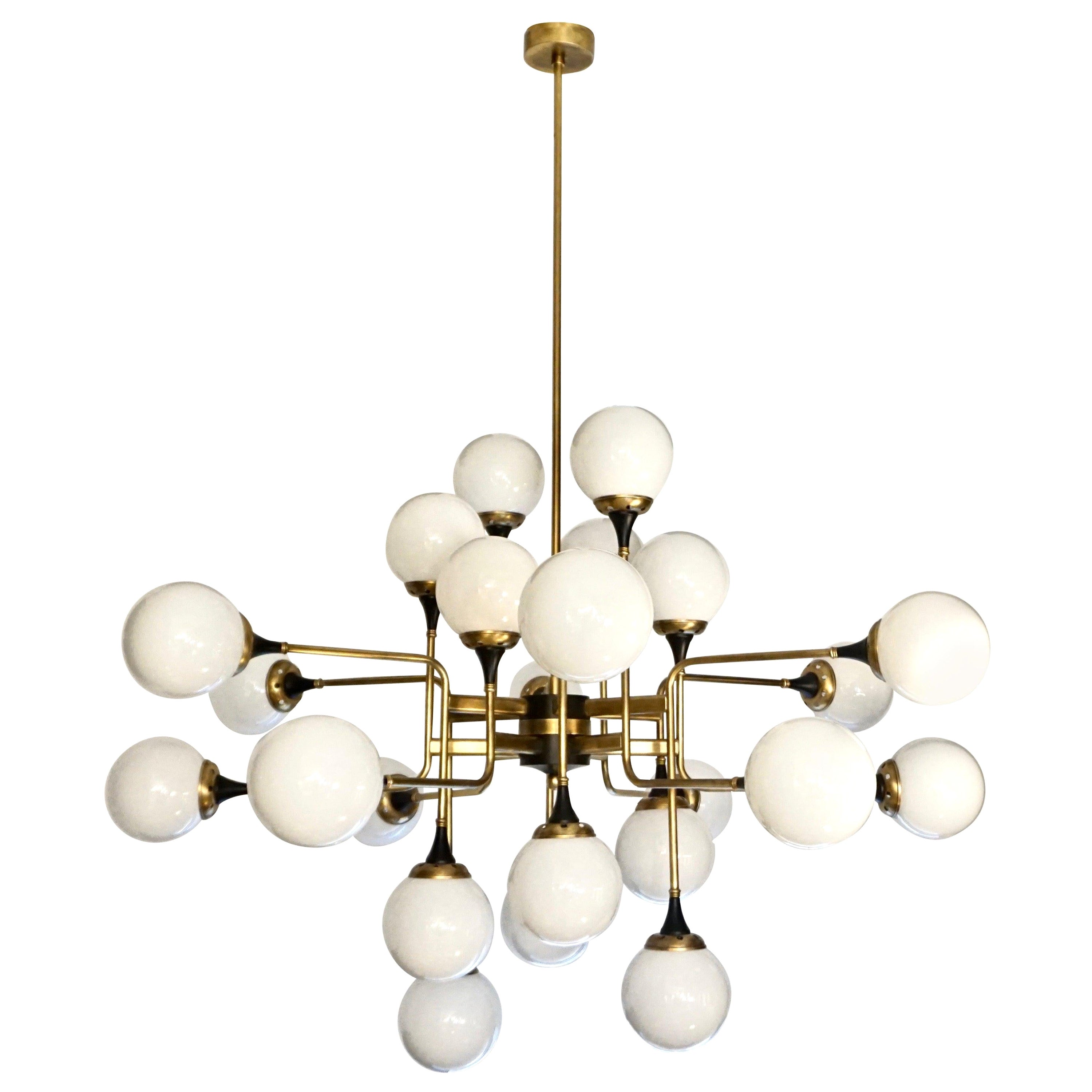 Lustre moderne italien contemporain asymétrique à 24 lumières, blanc, noir et laiton