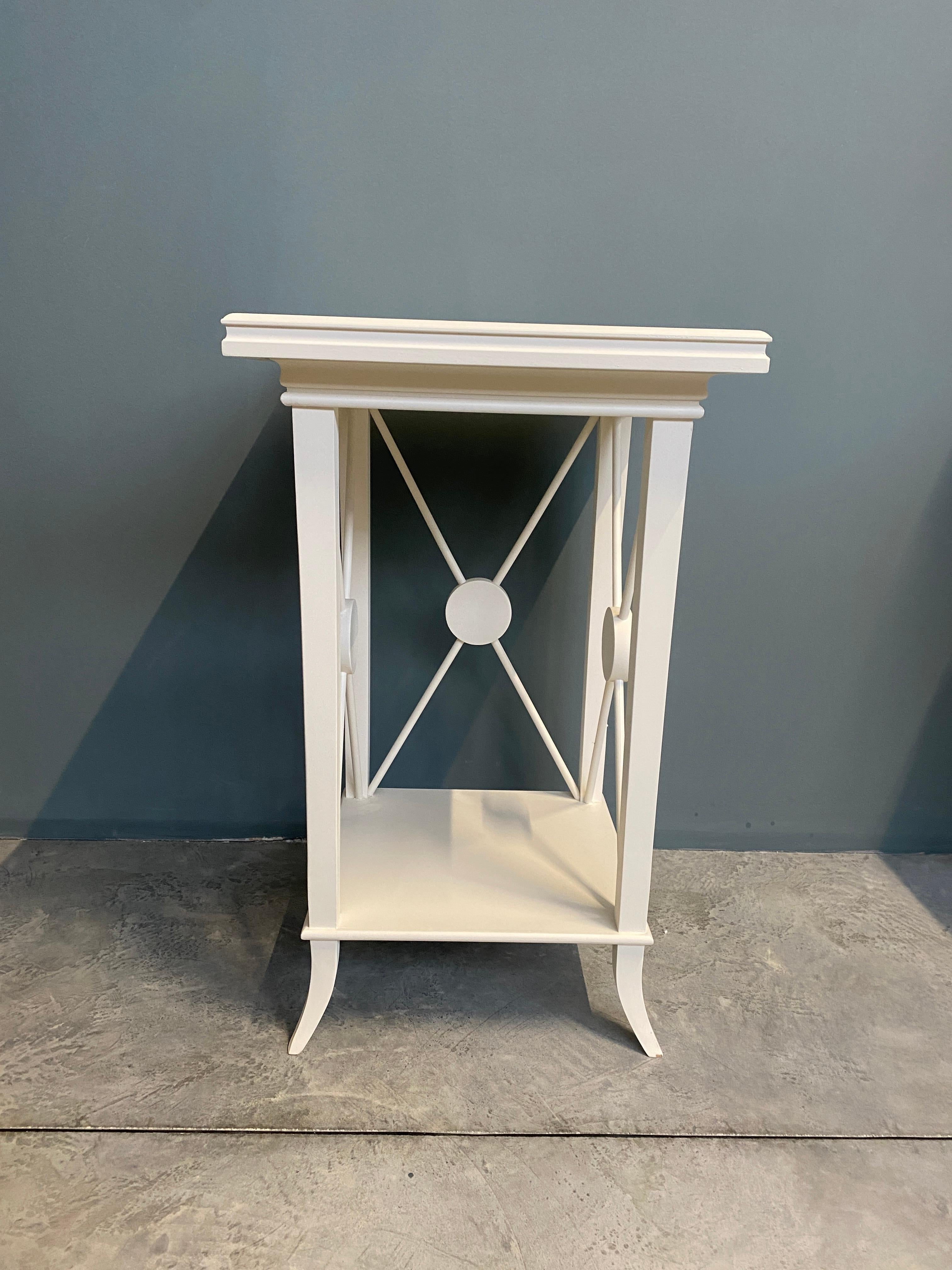 Beautiful side table designed and handcrafted by us with structure and interior in solid wood, with linear decoration on the sides, white lacquered with matte finish.
Its proportionate dimensions allow it to be used in various rooms of the house.