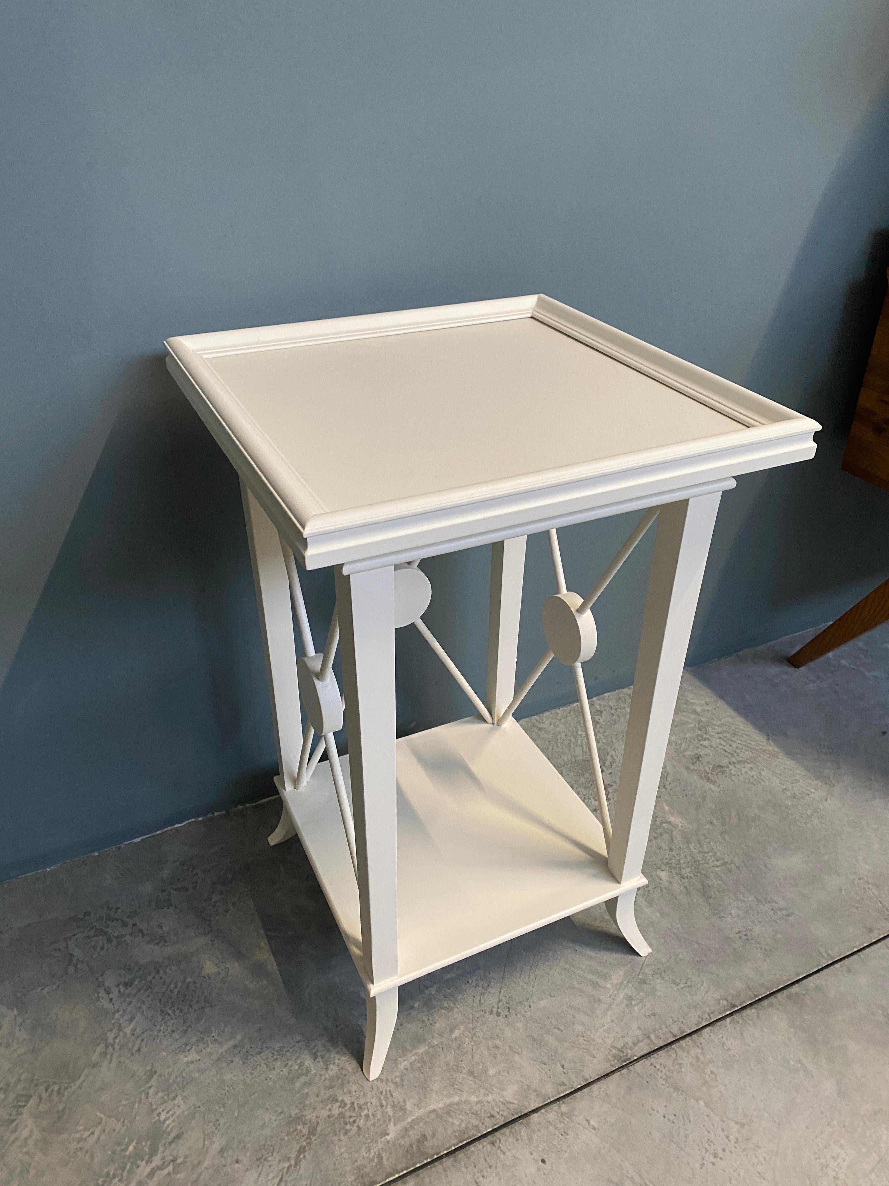 Moderne AM Contemporary  Table d'appoint en bois laqué blanc avec finitions en bois en vente