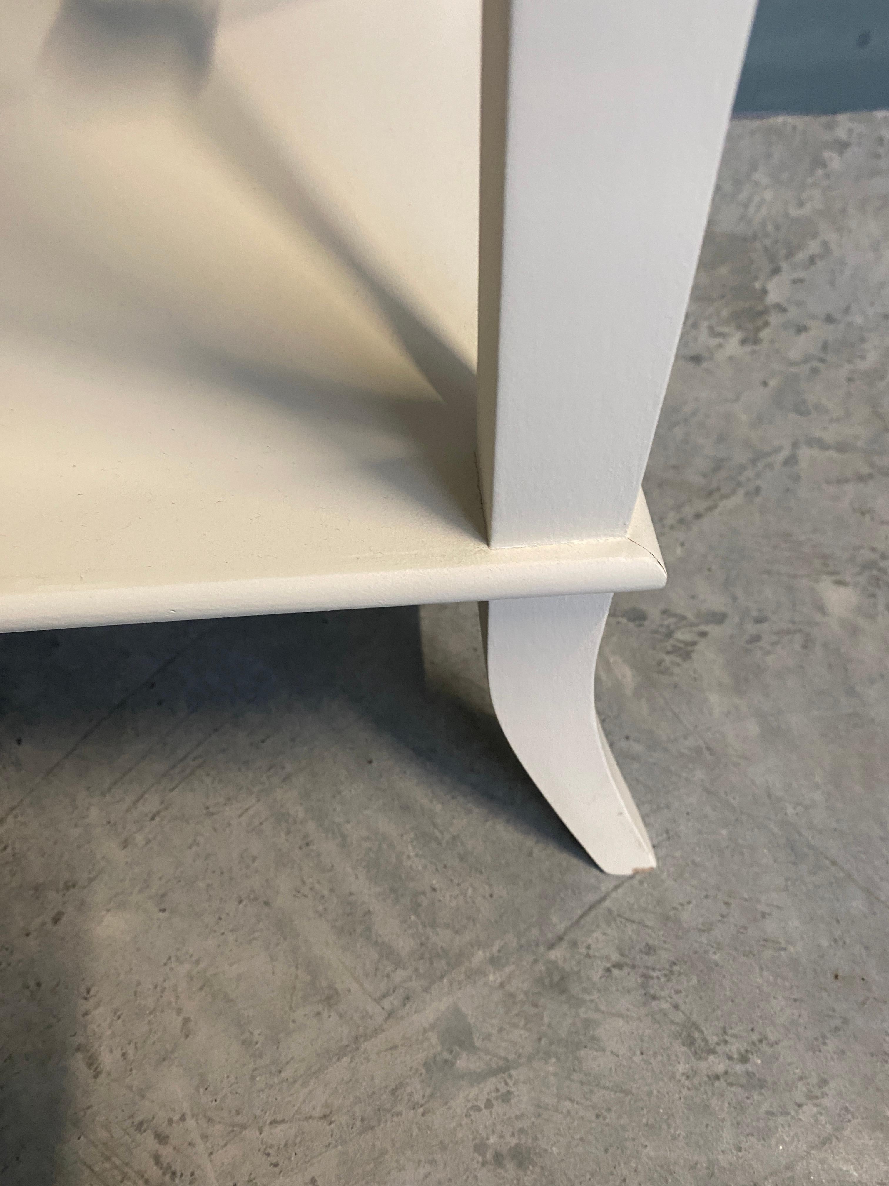 AM Contemporary  Table d'appoint en bois laqué blanc avec finitions en bois Neuf - En vente à Scandicci, Florence