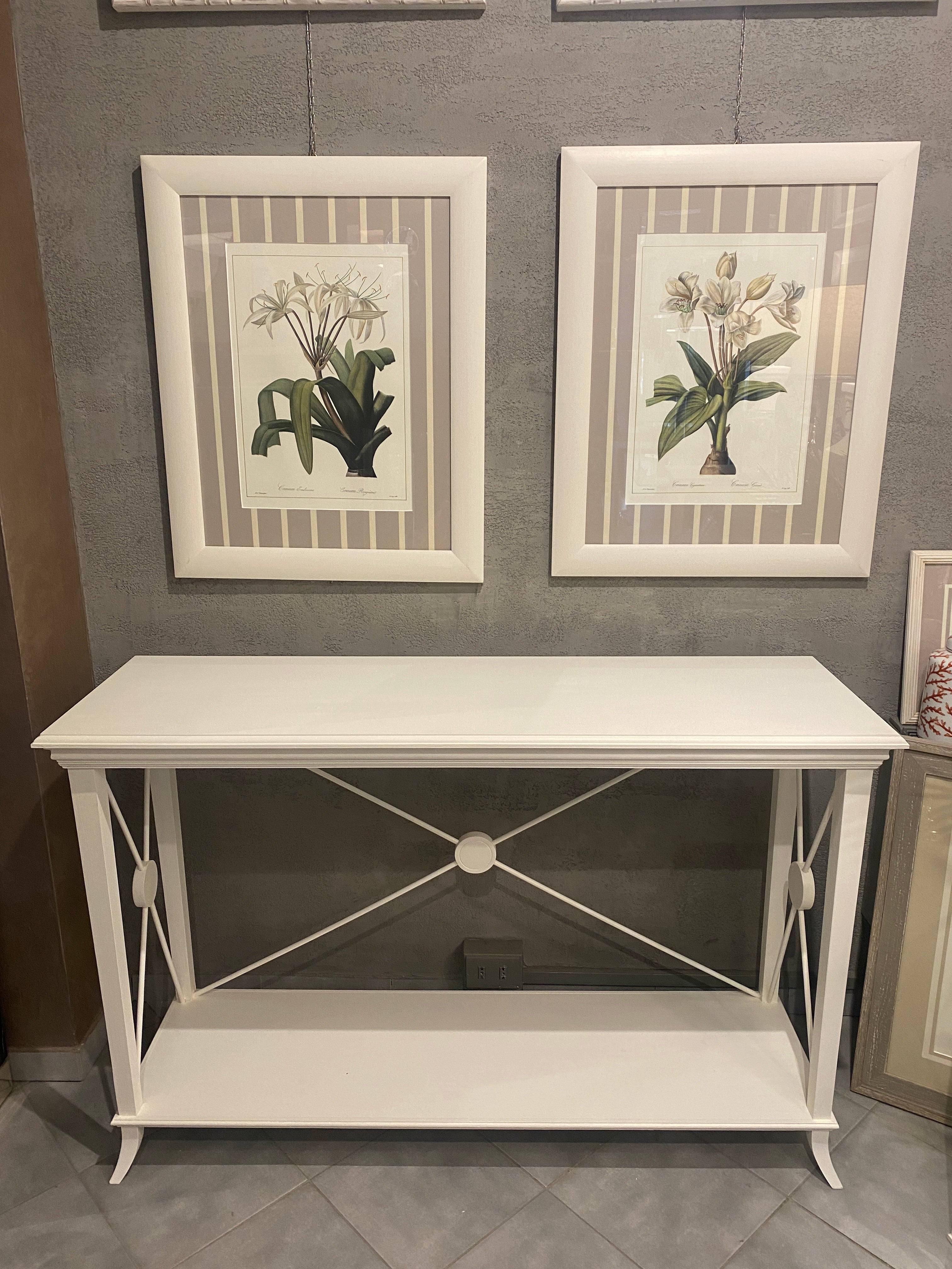 Beautiful console table designed and handcrafted by us with structure and interior in solid wood, with linear decoration on the sides, white lacquered with matte finish.
Its proportionate dimensions allow it to be used in various rooms of the house.