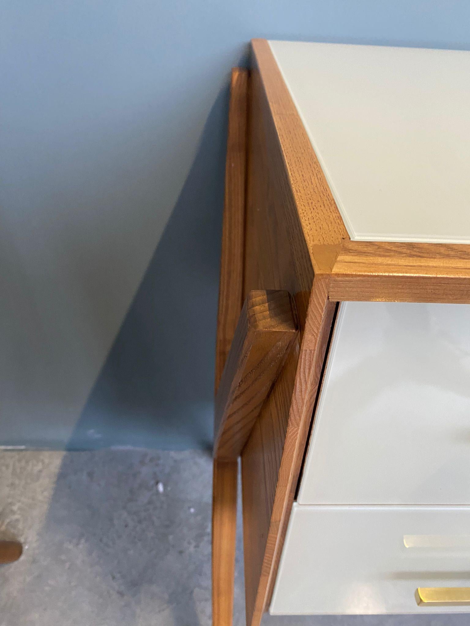 Commode contemporaine italienne en verre de Murano blanc, laiton et Wood Wood en vente 3