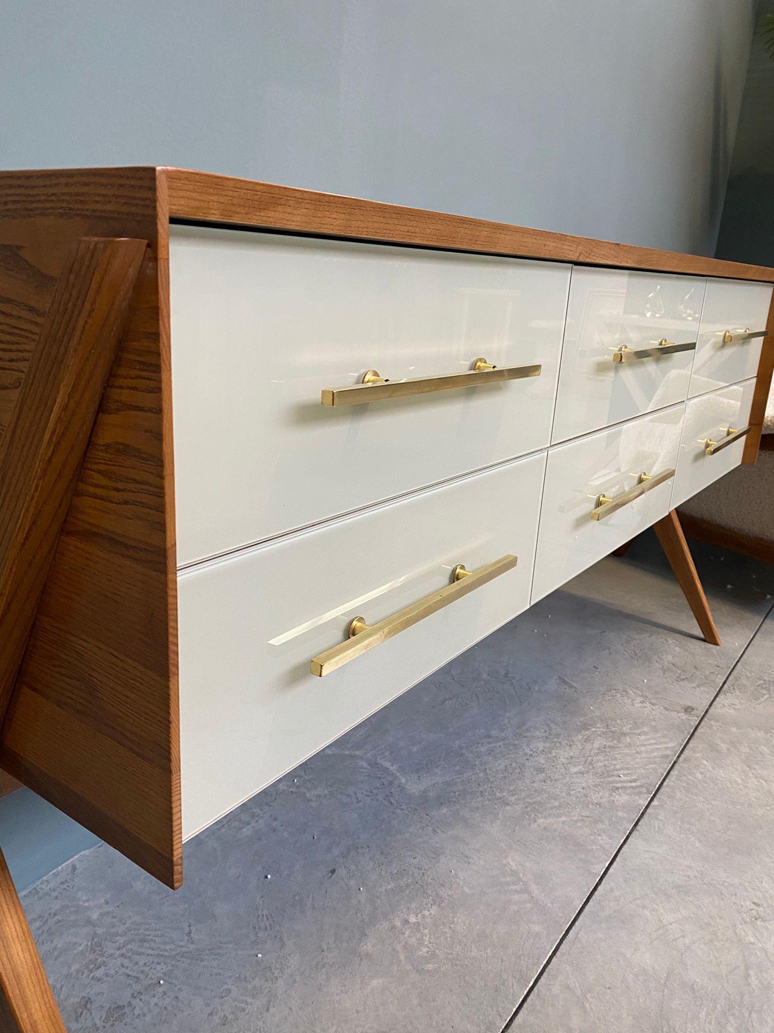 Commode contemporaine italienne en verre de Murano blanc, laiton et Wood Wood en vente 4