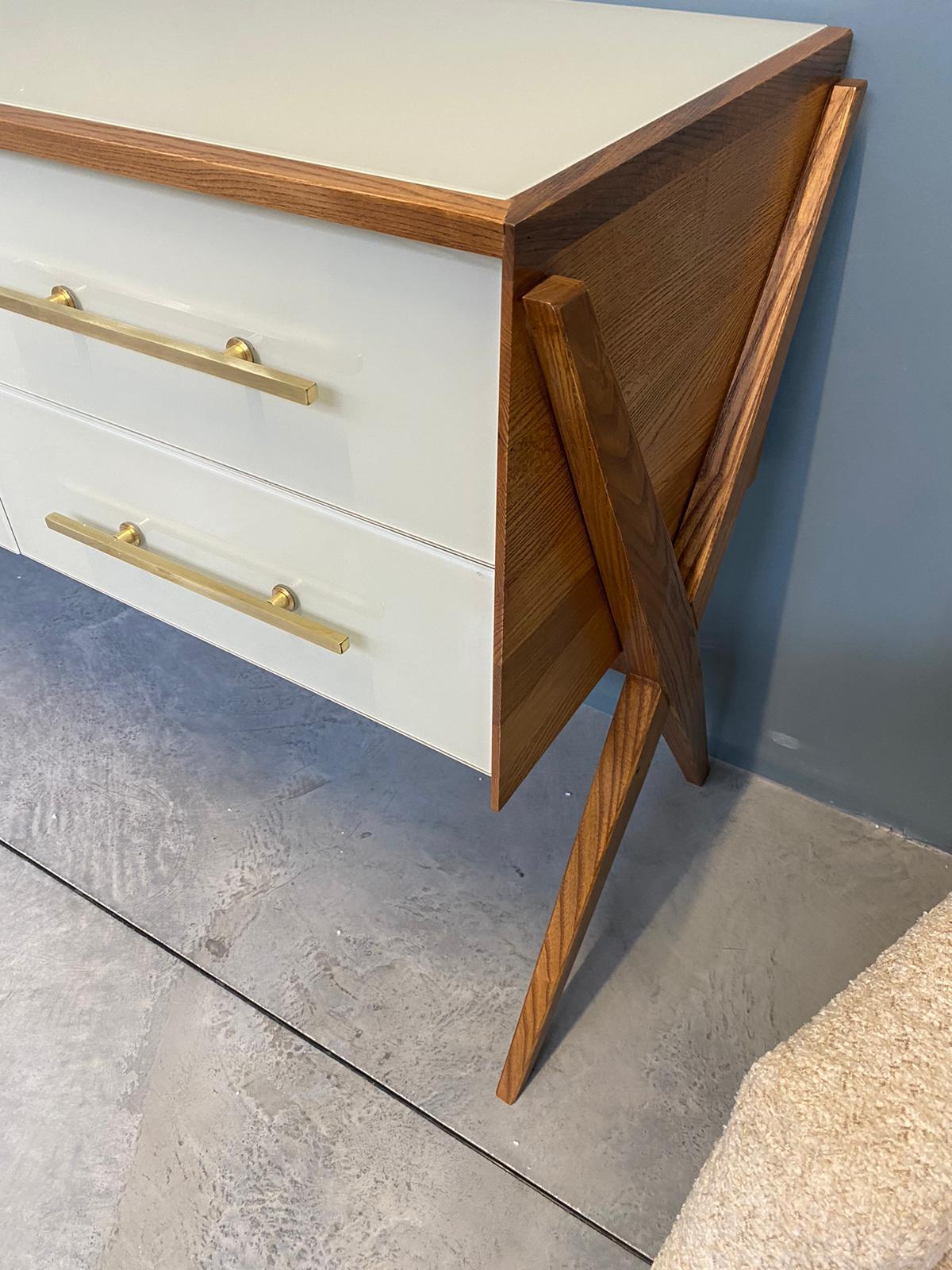 Fait main Commode contemporaine italienne en verre de Murano blanc, laiton et Wood Wood en vente