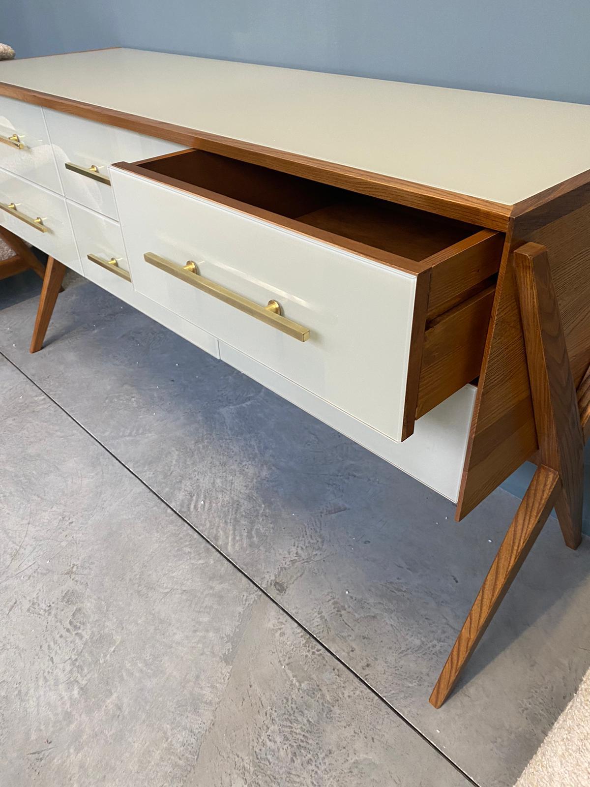 Commode contemporaine italienne en verre de Murano blanc, laiton et Wood Wood Neuf - En vente à Scandicci, Florence