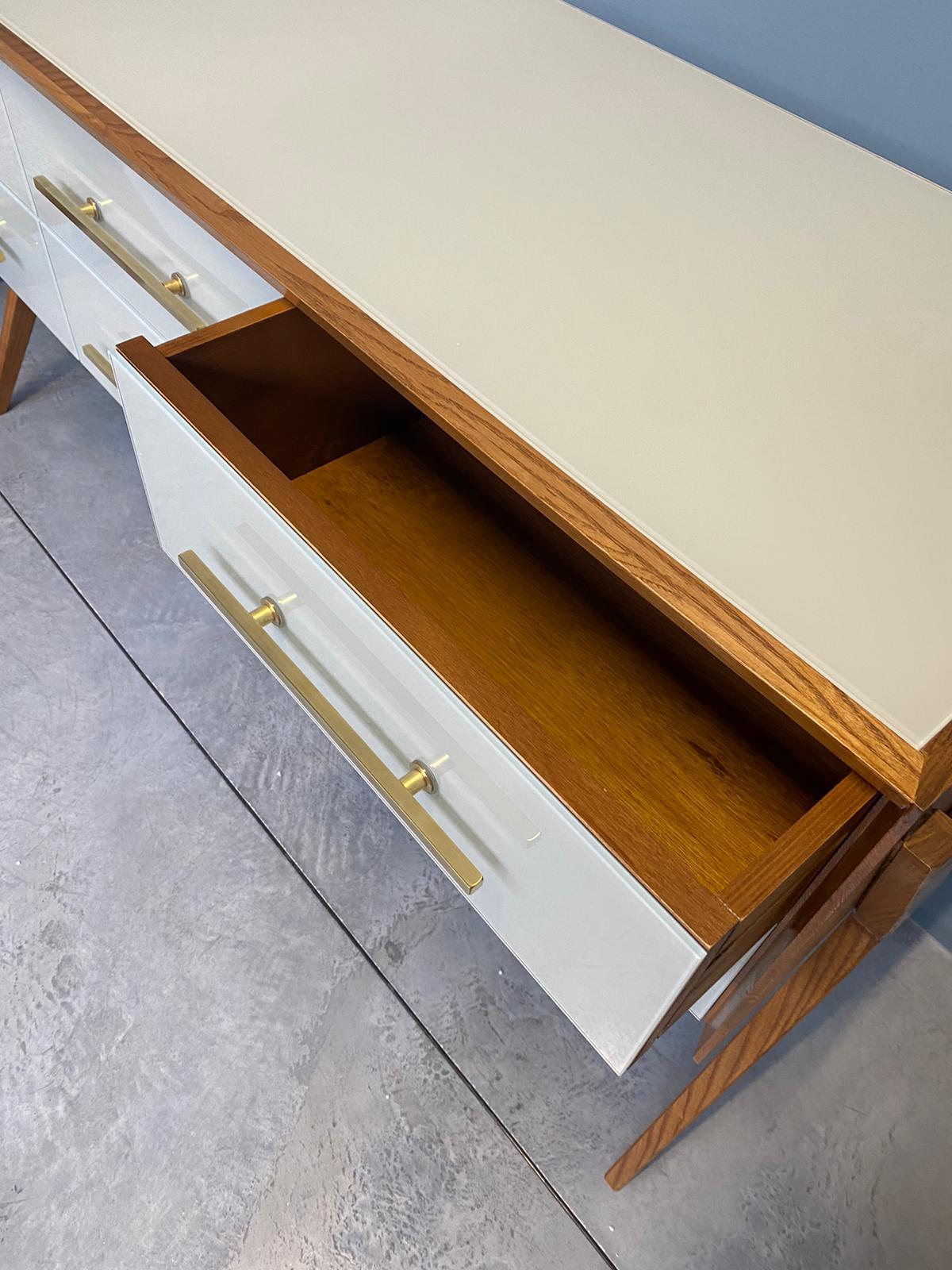 XXIe siècle et contemporain Commode contemporaine italienne en verre de Murano blanc, laiton et Wood Wood en vente