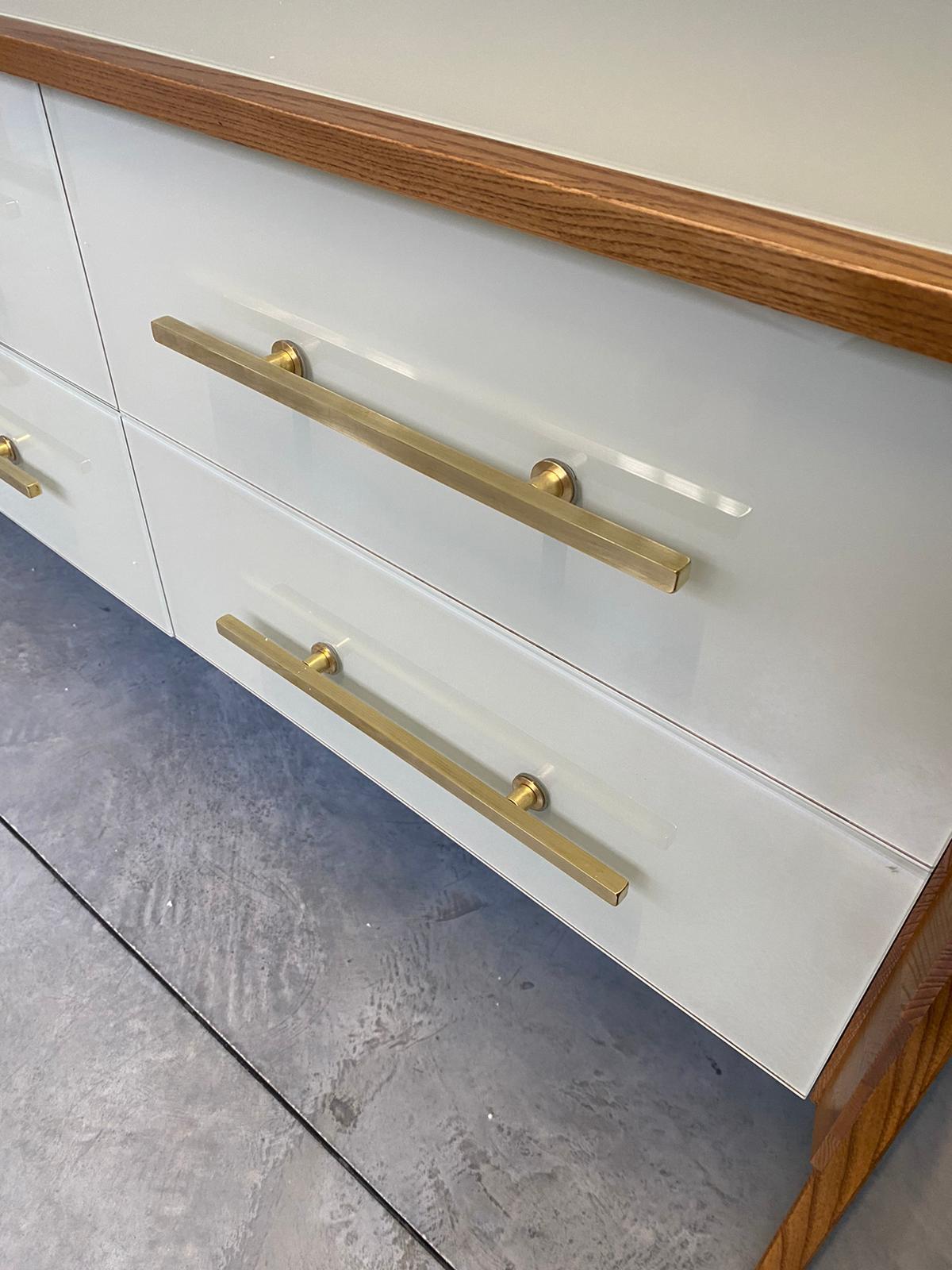 Laiton Commode contemporaine italienne en verre de Murano blanc, laiton et Wood Wood en vente