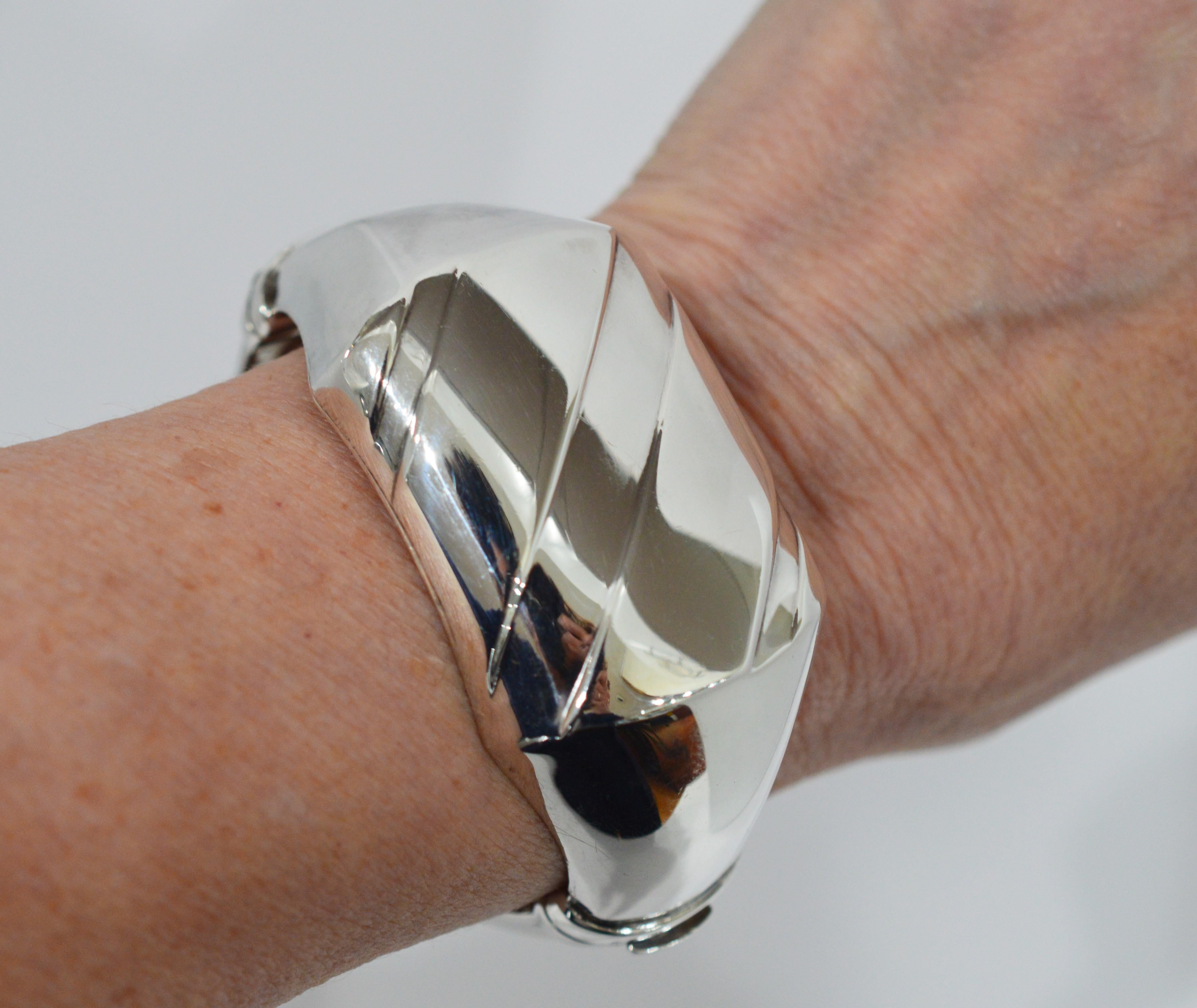 Women's Italian Contoured Sterling Silver Bangle Bracelet For Sale
