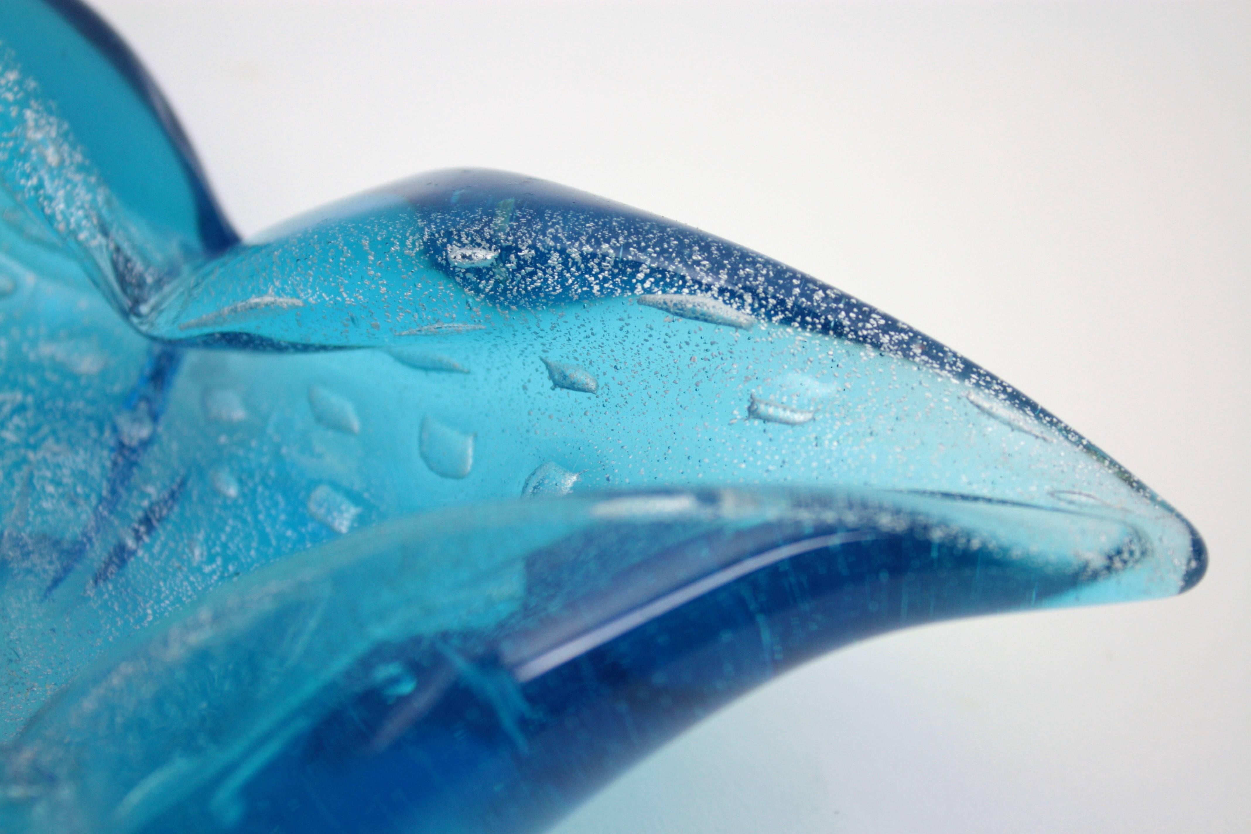 Fatto a mano Ciotola o posacenere in vetro blu di Murano italiano con bolle d'aria e macchie d'argento in vendita