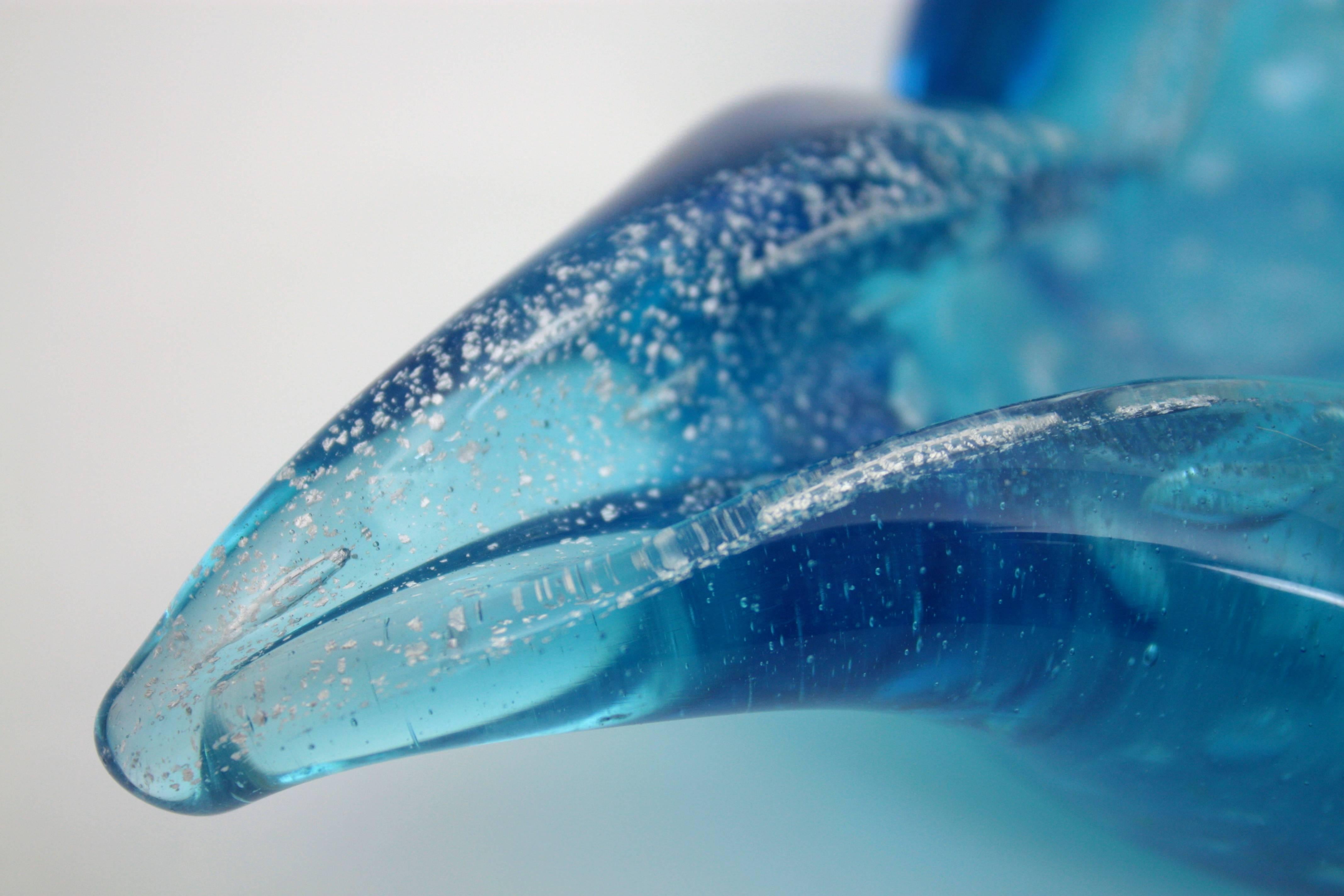 XX secolo Ciotola o posacenere in vetro blu di Murano italiano con bolle d'aria e macchie d'argento in vendita