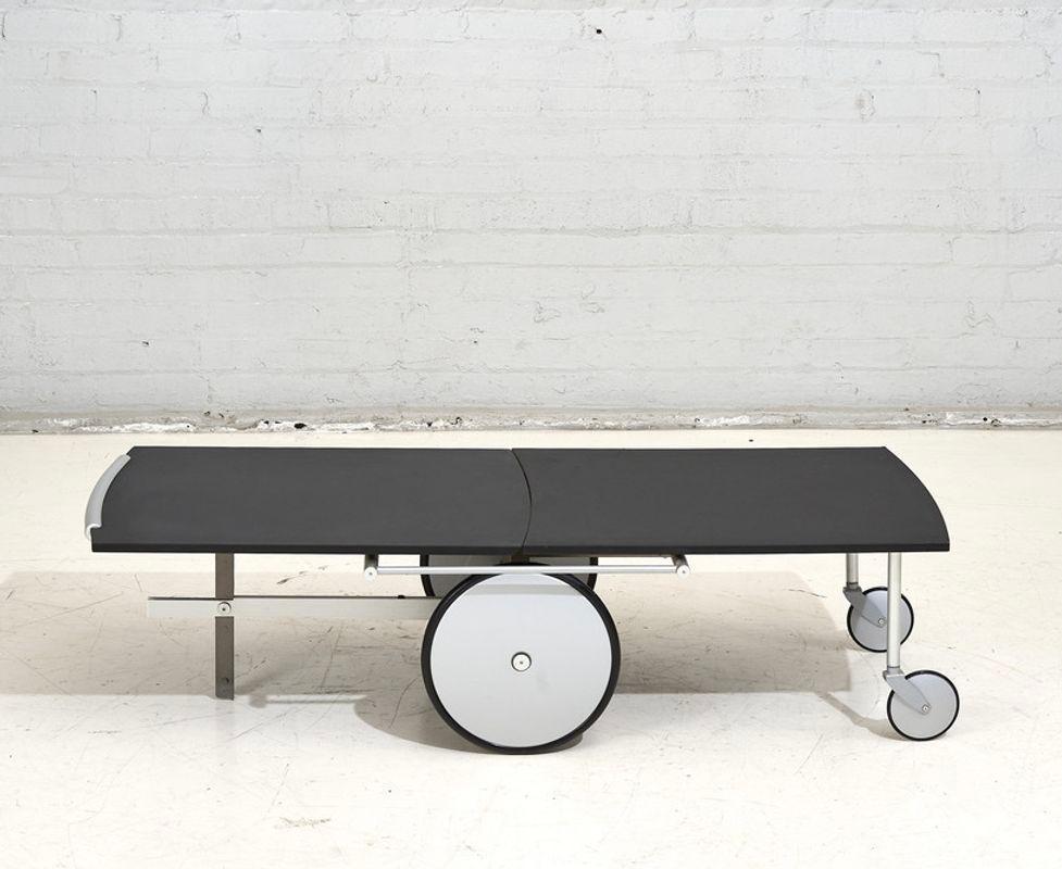 Table roulante / table basse italienne convertible, Raul Barbieri pour Ycami, 1990
L'image principale montre le 1 seul chariot dans ses 2 formes, chariot de bar et table basse ce n'est pas 2 meubles.