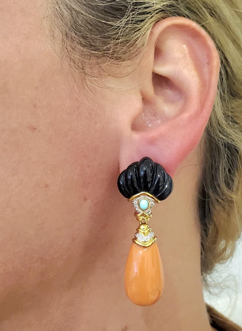 Convertible drops earrings designed in Italy.

Beautiful colorful pieces, crafted in Italy in solid yellow gold of 18 karats with high polished finish. These drops earrings are convertible for day and night and are fitted with a hinged slash to