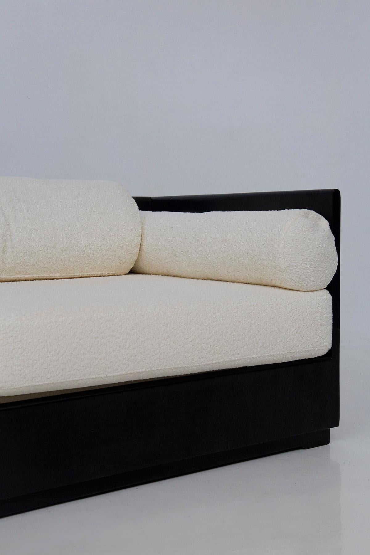 Italian convertible sofa of Gavina manufacture in white bouclé, label 9