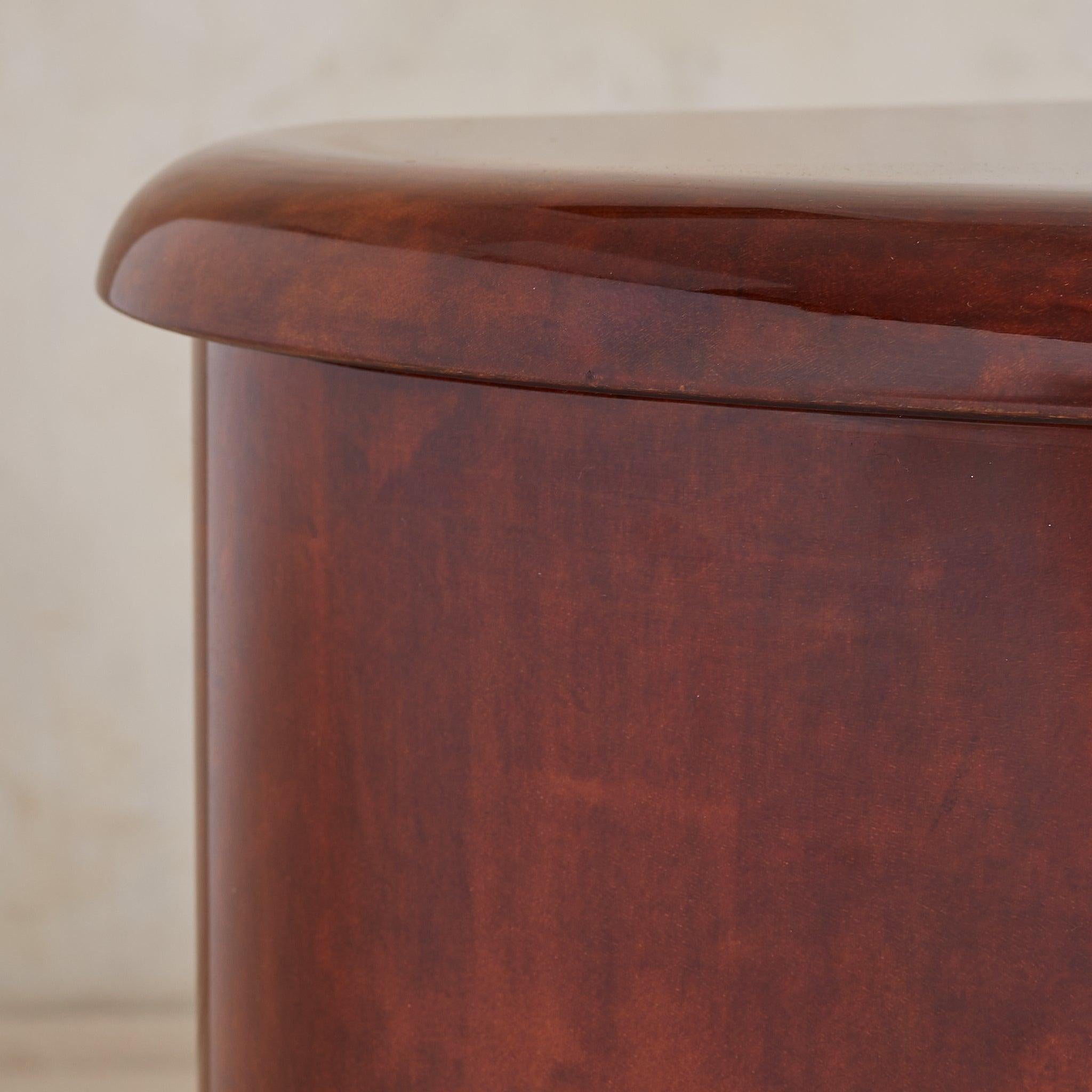 Credenza convessa italiana in pelle di capra laccata tabacco di Aldo Tura in vendita 3