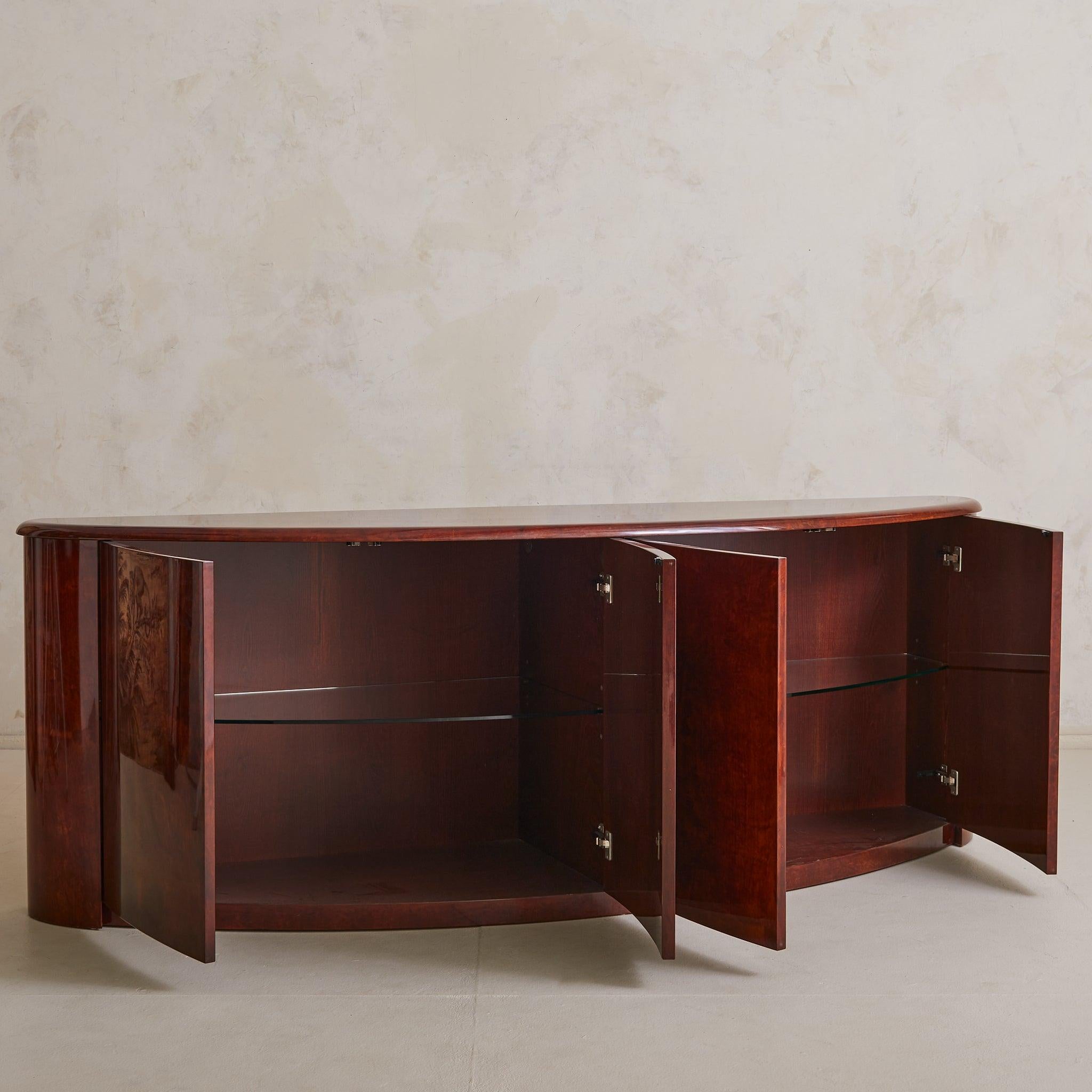 Questa rara credenza convessa di Aldo Tura incarna l'opulenza e la finezza tecnica tipiche del designer. Realizzato in Italia negli anni '90, il pezzo è realizzato in Oak, rivestito in una lucente pelle di capra color tabacco che aggiunge un calore