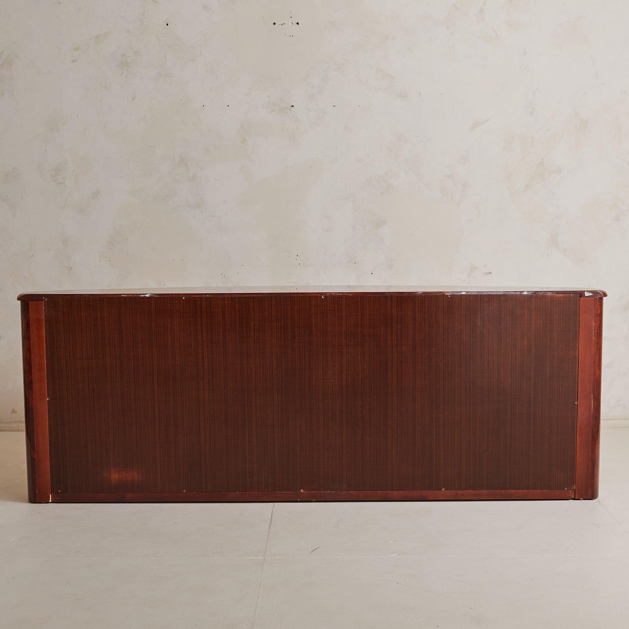 Moderno Credenza convessa italiana in pelle di capra laccata tabacco di Aldo Tura in vendita