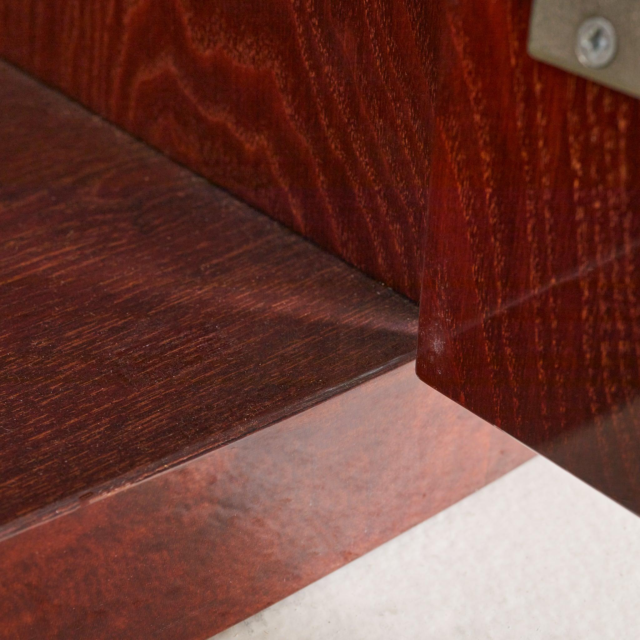 Pelle di capra Credenza convessa italiana in pelle di capra laccata tabacco di Aldo Tura in vendita
