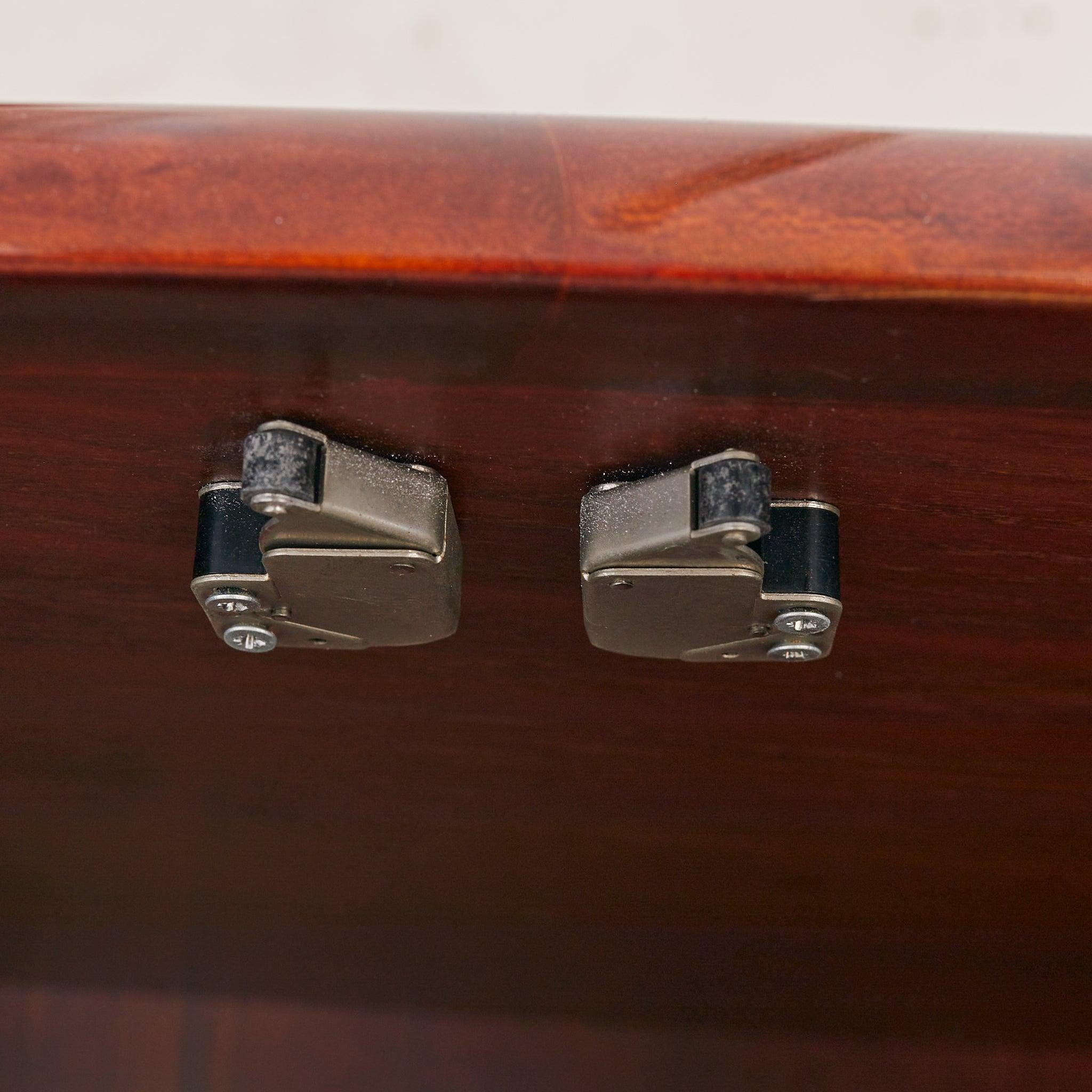 Credenza convessa italiana in pelle di capra laccata tabacco di Aldo Tura in vendita 1