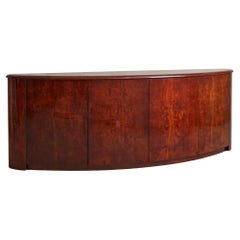 Credenza convessa italiana in pelle di capra laccata tabacco di Aldo Tura
