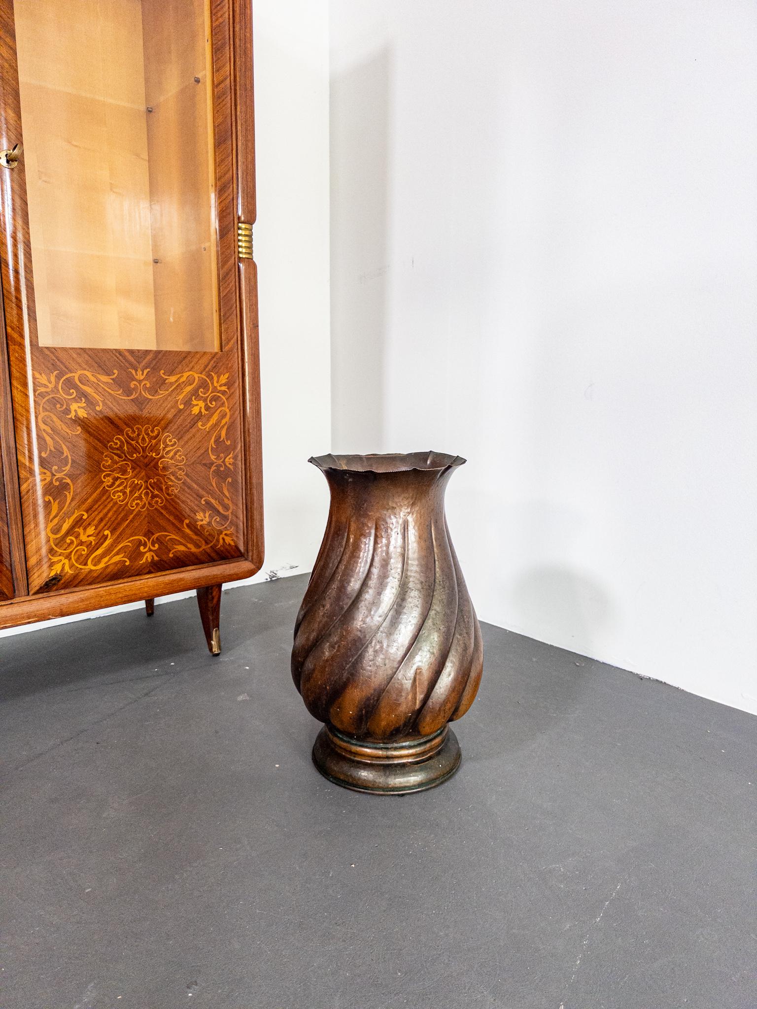 Un sorprendente vaso da terra in rame martellato a mano con un elegante design attorcigliato, realizzato in Italia e con il timbro Made in Italy. Probabilmente è stato progettato da Egidio Casagrande (1911-1962), noto per la sua raffinata