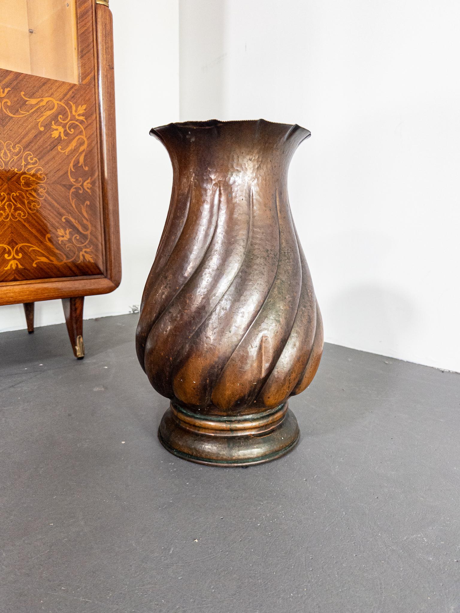 Romantico Vaso ad anfora italiano in rame, anni '40-'50 in vendita