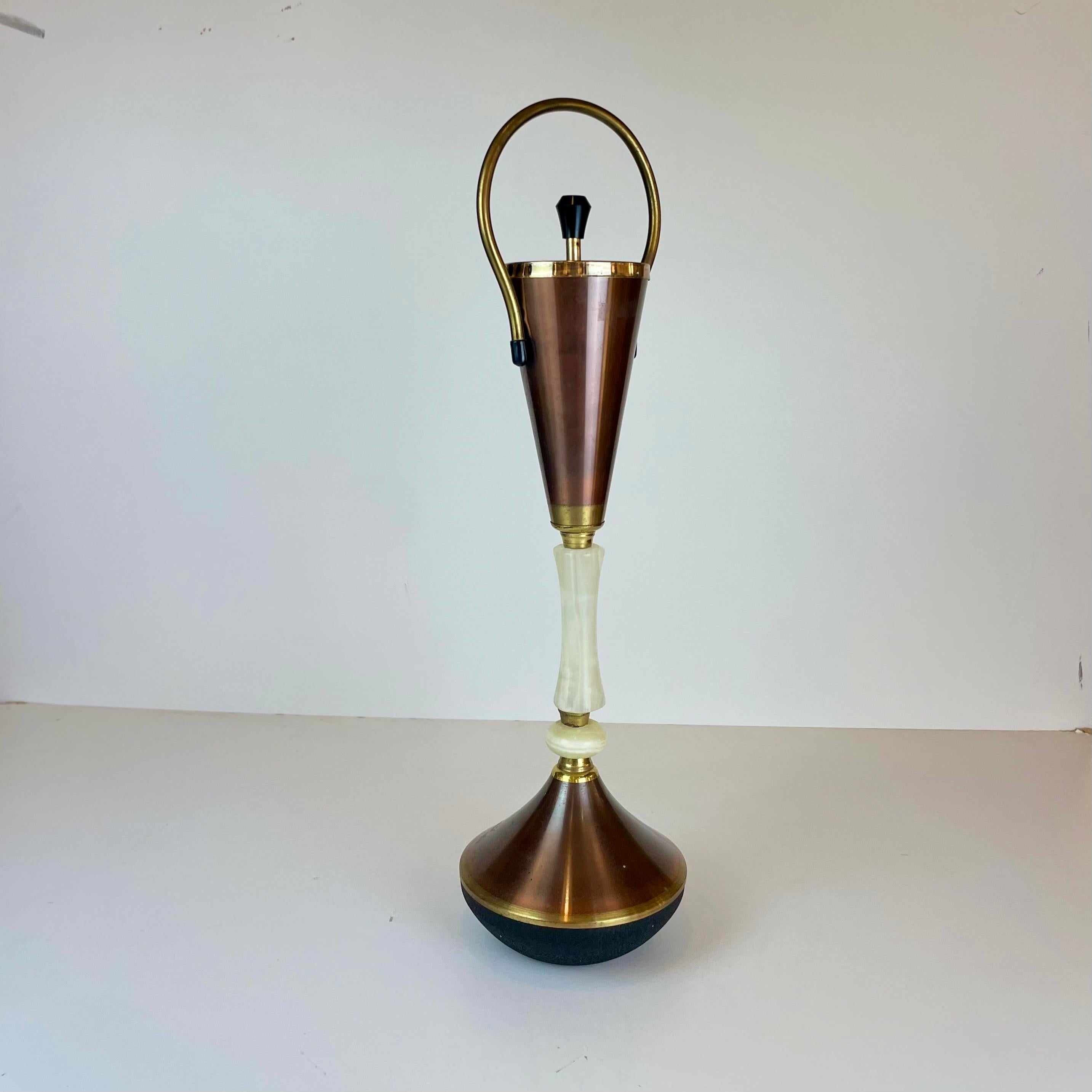 Clean and functional Culbuto ashtray with handle, made of brass and copper, designed in Italy in the late 1950s or early 1960s.
-
Cendrier Culbuto propre et fonctionnel, avec poignée, fabriqué en laiton et cuivre, conçu en Italie à la fin des