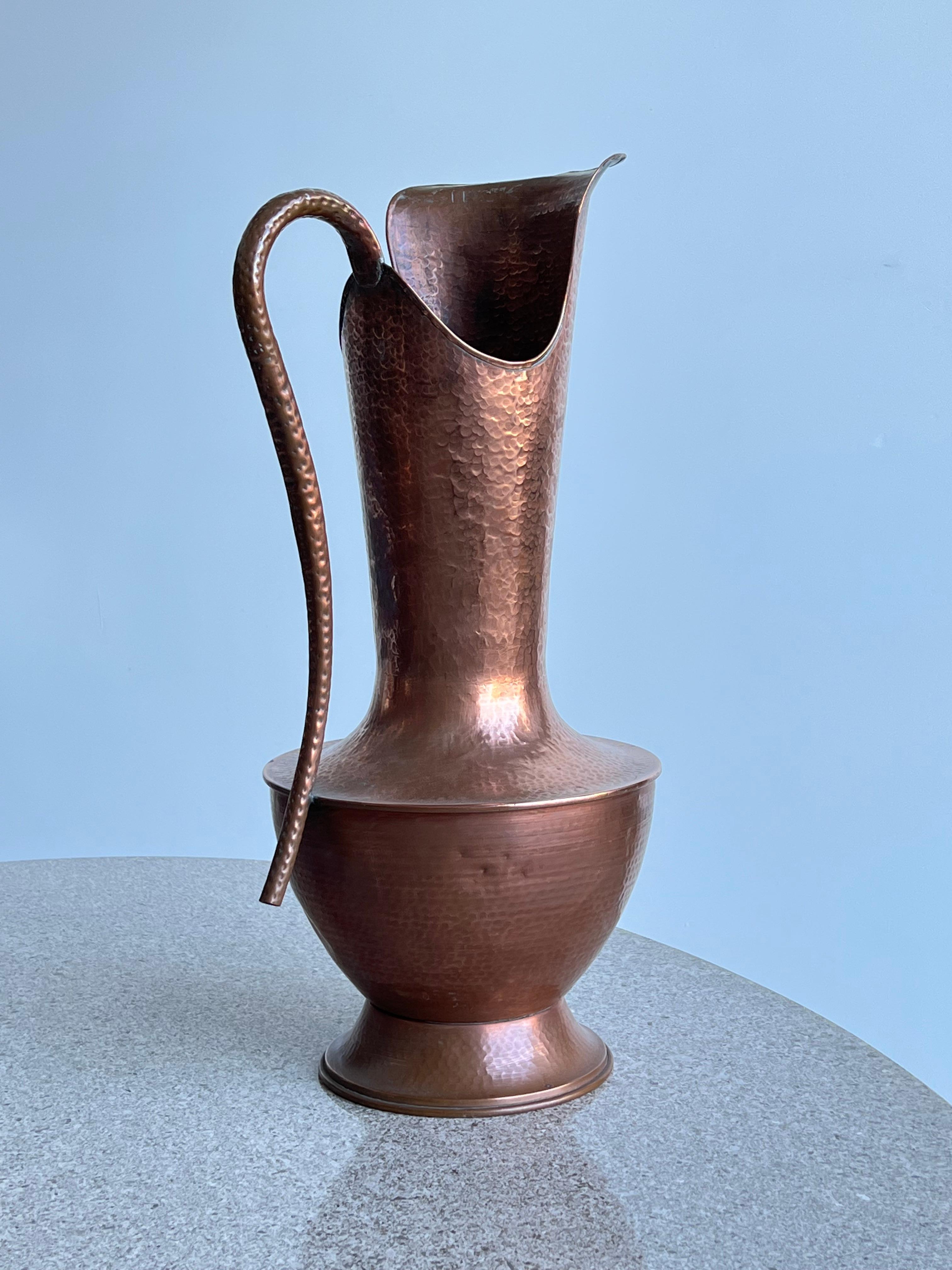 Magnifique grand vase en cuivre battu à la main d'aspect moderniste avec une poignée latérale.
