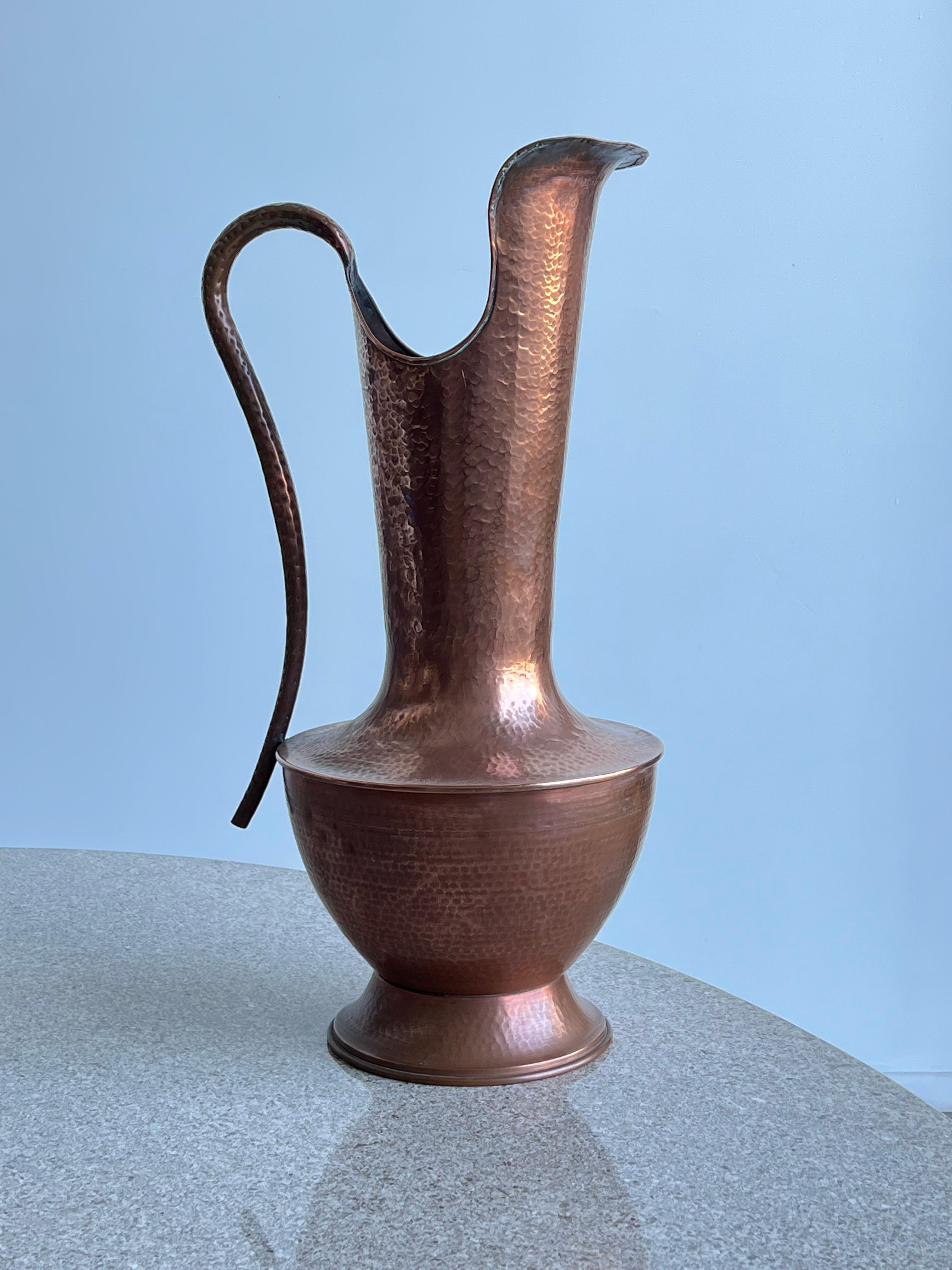 Mid-Century Modern Grand vase italien en cuivre battu à la main en vente