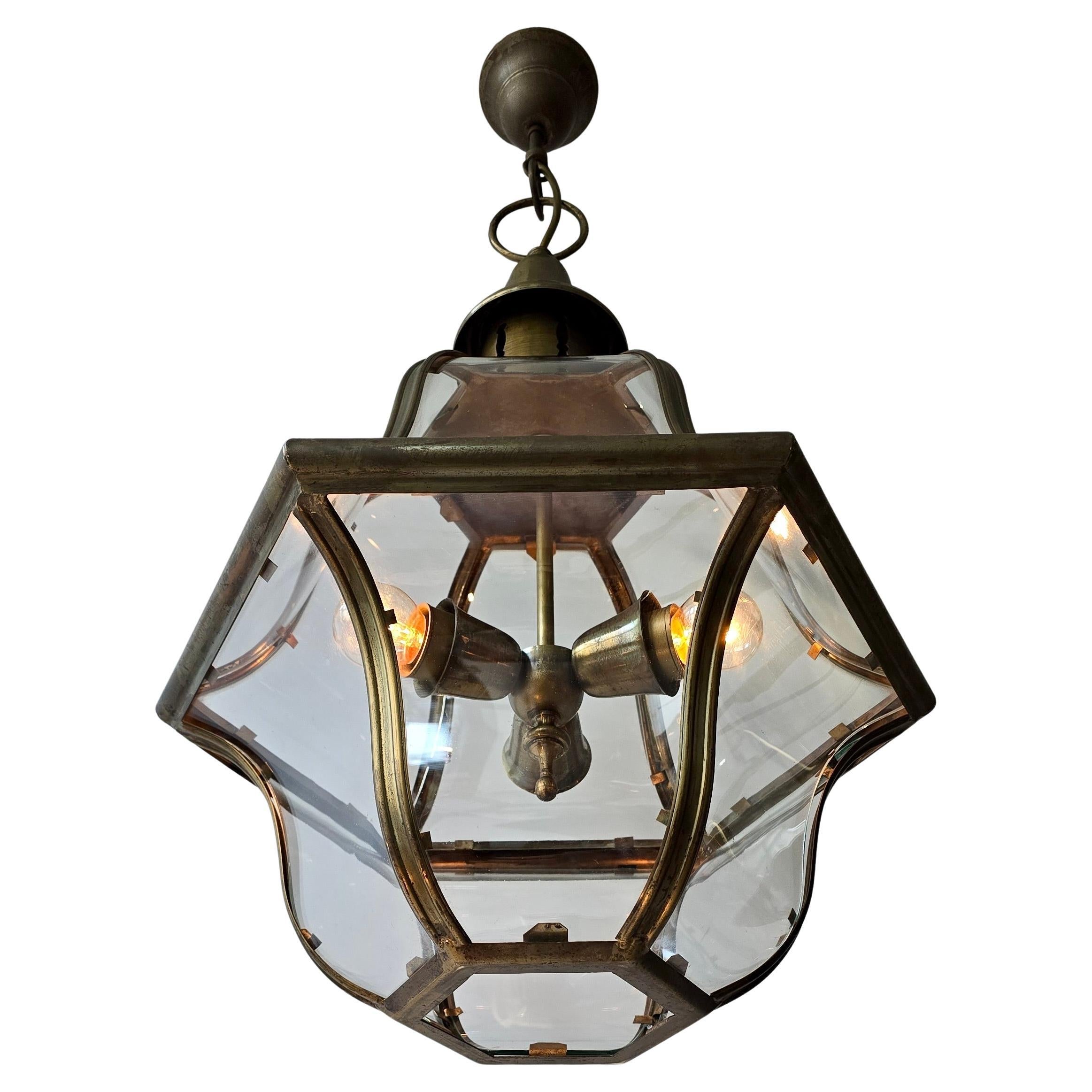 Rara lanterna italiana in rame con pannelli in vetro curvo, 1930 ca.

Porta un'eleganza senza tempo nel tuo spazio con questa bellissima plafoniera a lanterna in rame italiano con finestre in vetro curvo, risalente al 1930 circa. La lanterna