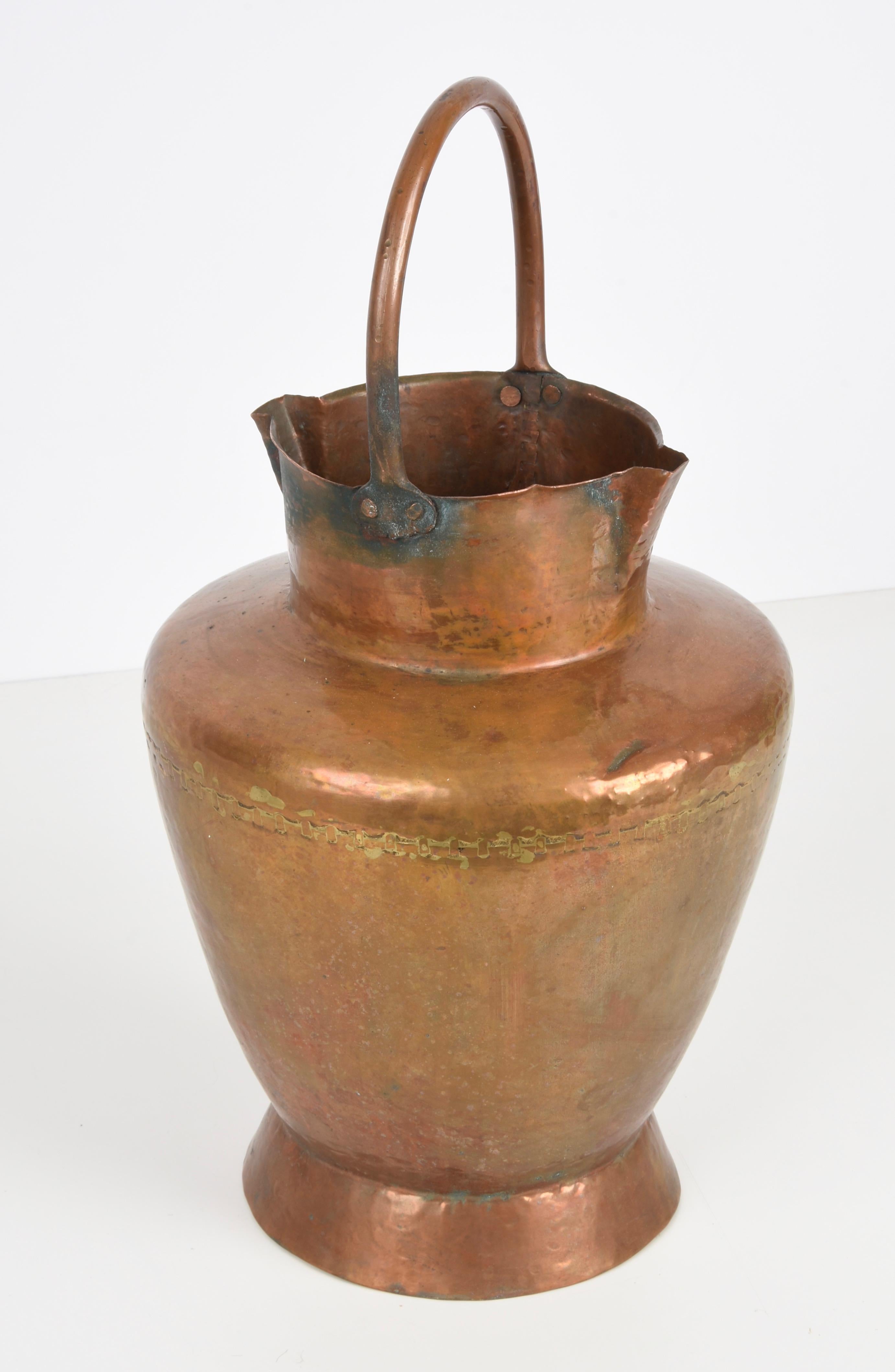 Italian Copper Vase ​​with Double Spouts and a Single Handle, Tuscany, 1930s For Sale 5
