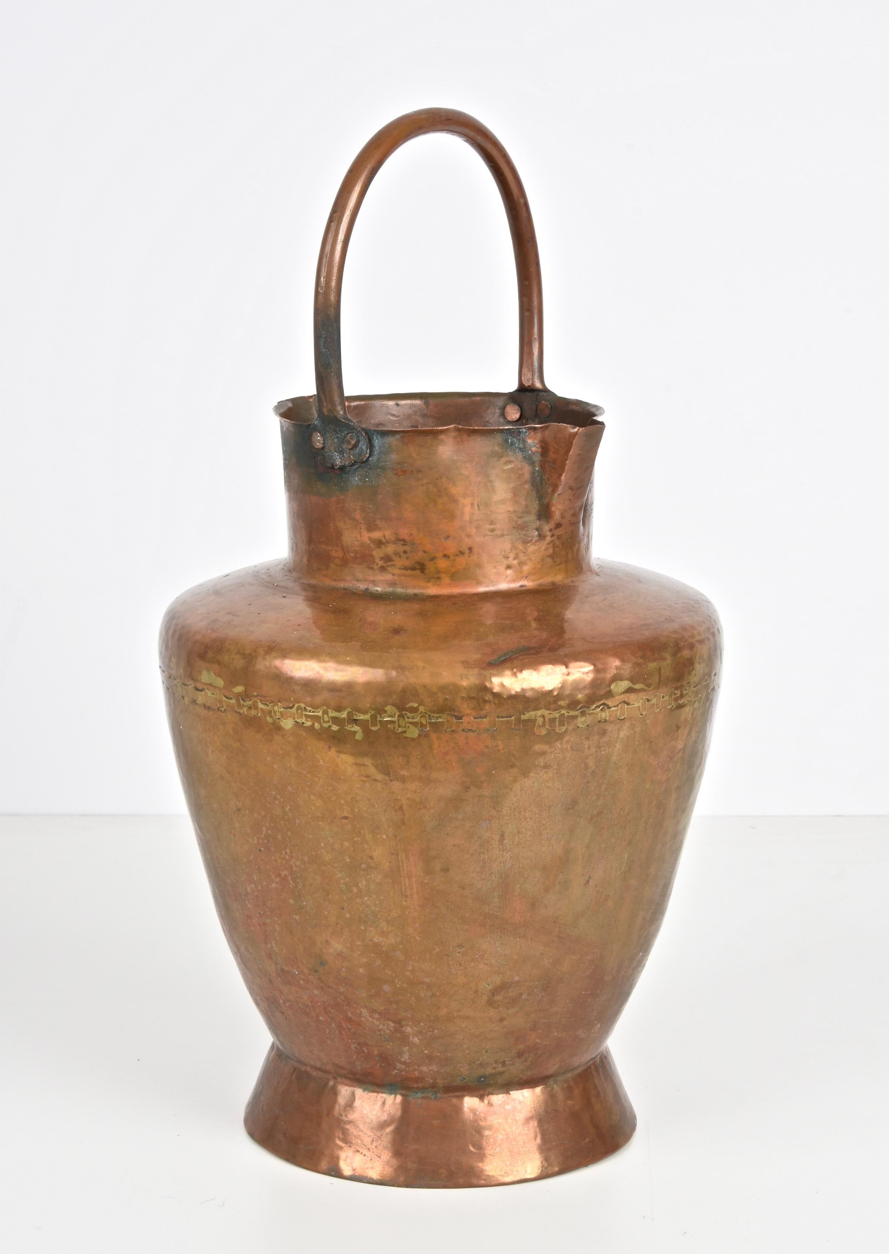 Italian Copper Vase ​​with Double Spouts and a Single Handle, Tuscany, 1930s For Sale 6