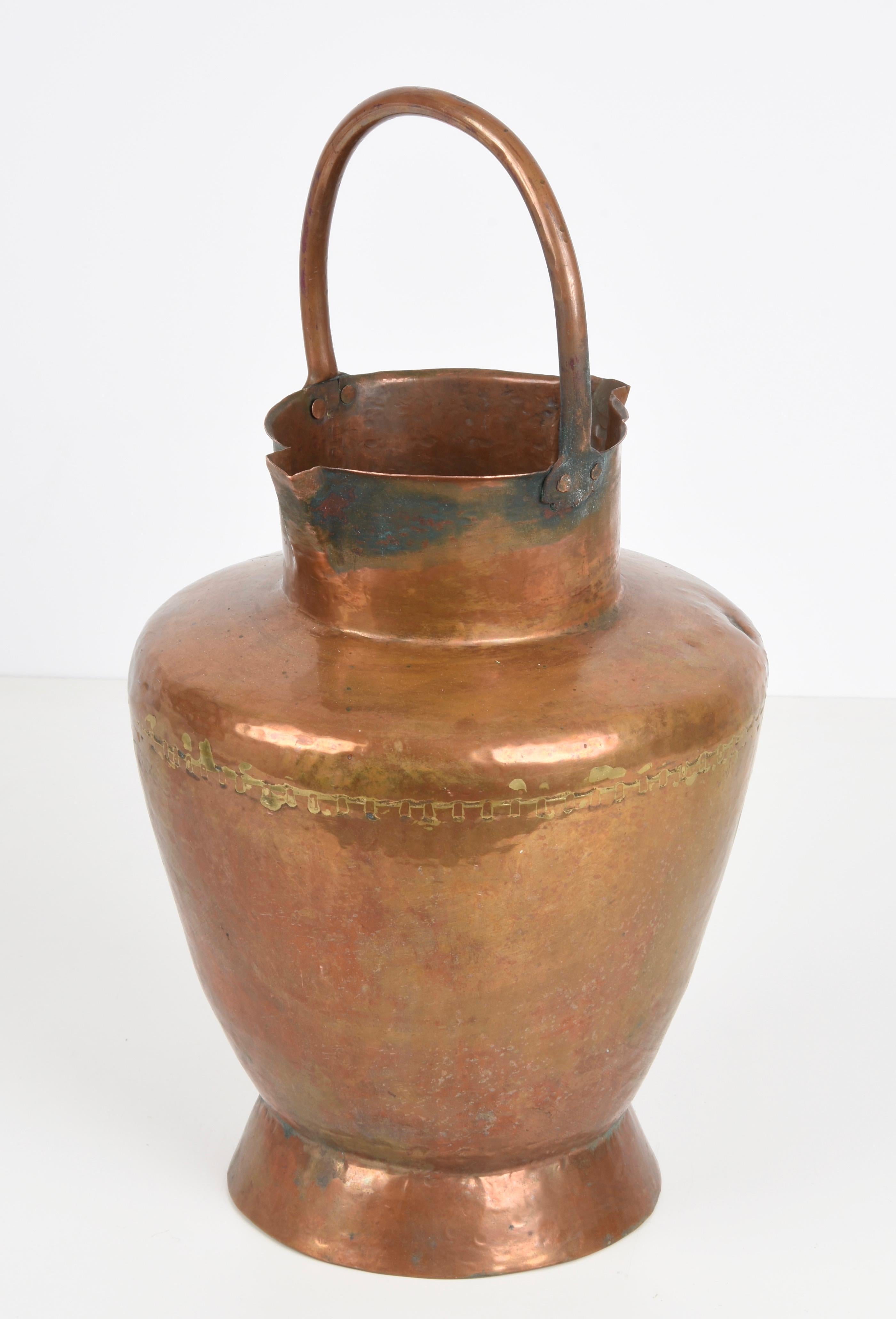 Italian Copper Vase ​​with Double Spouts and a Single Handle, Tuscany, 1930s For Sale 7