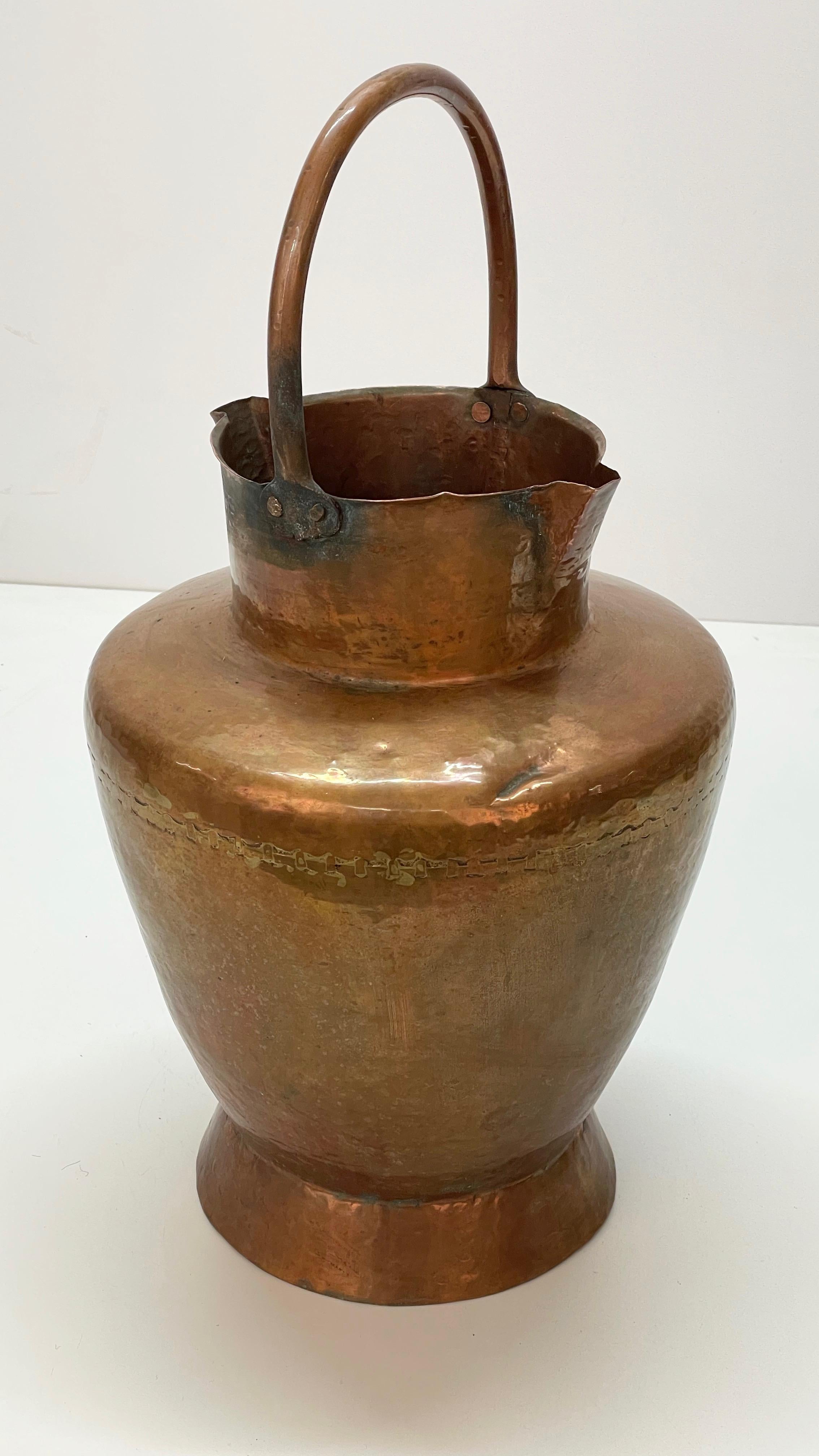 Italian Copper Vase ​​with Double Spouts and a Single Handle, Tuscany, 1930s For Sale 8