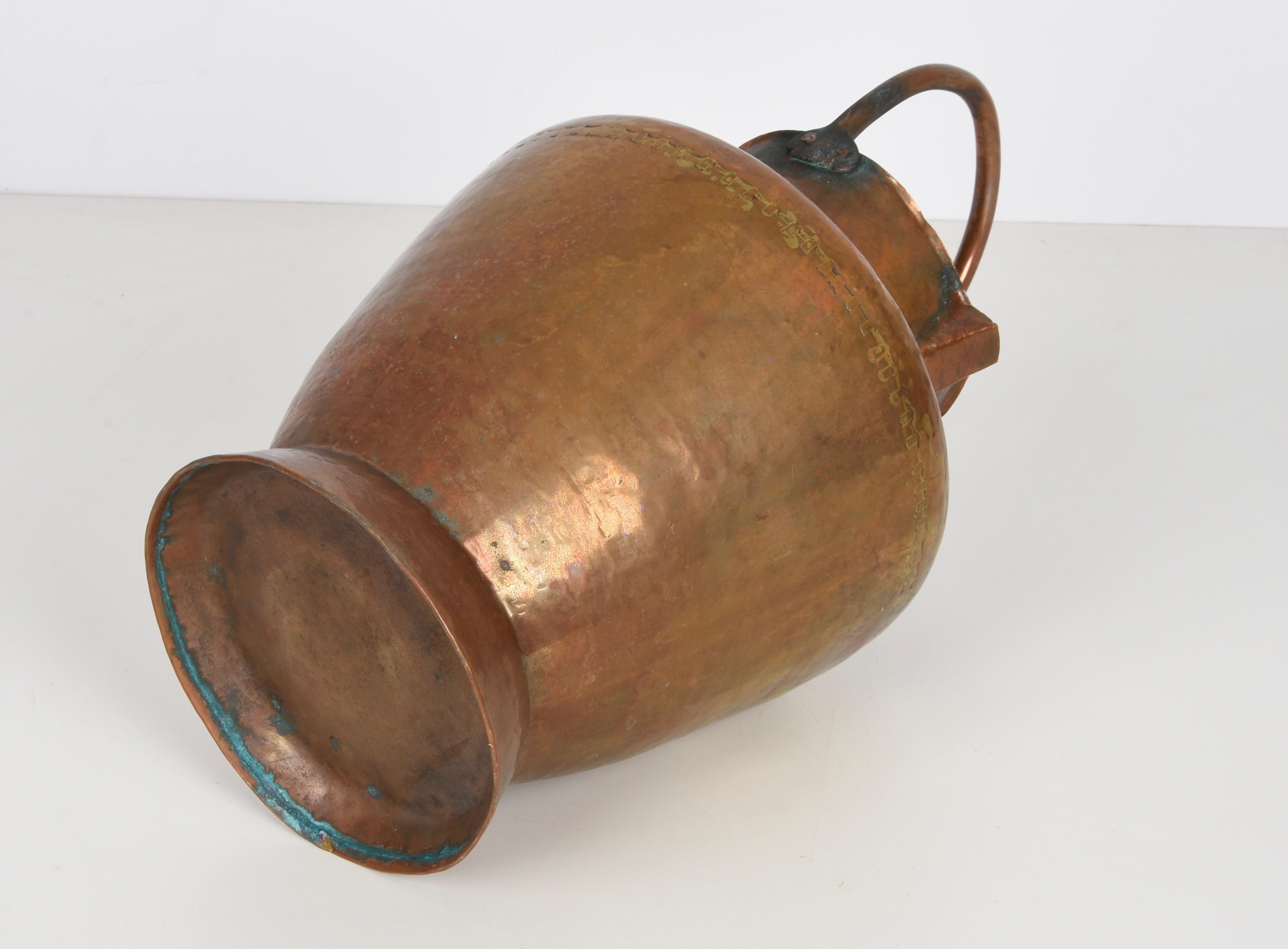 Italian Copper Vase ​​with Double Spouts and a Single Handle, Tuscany, 1930s For Sale 10