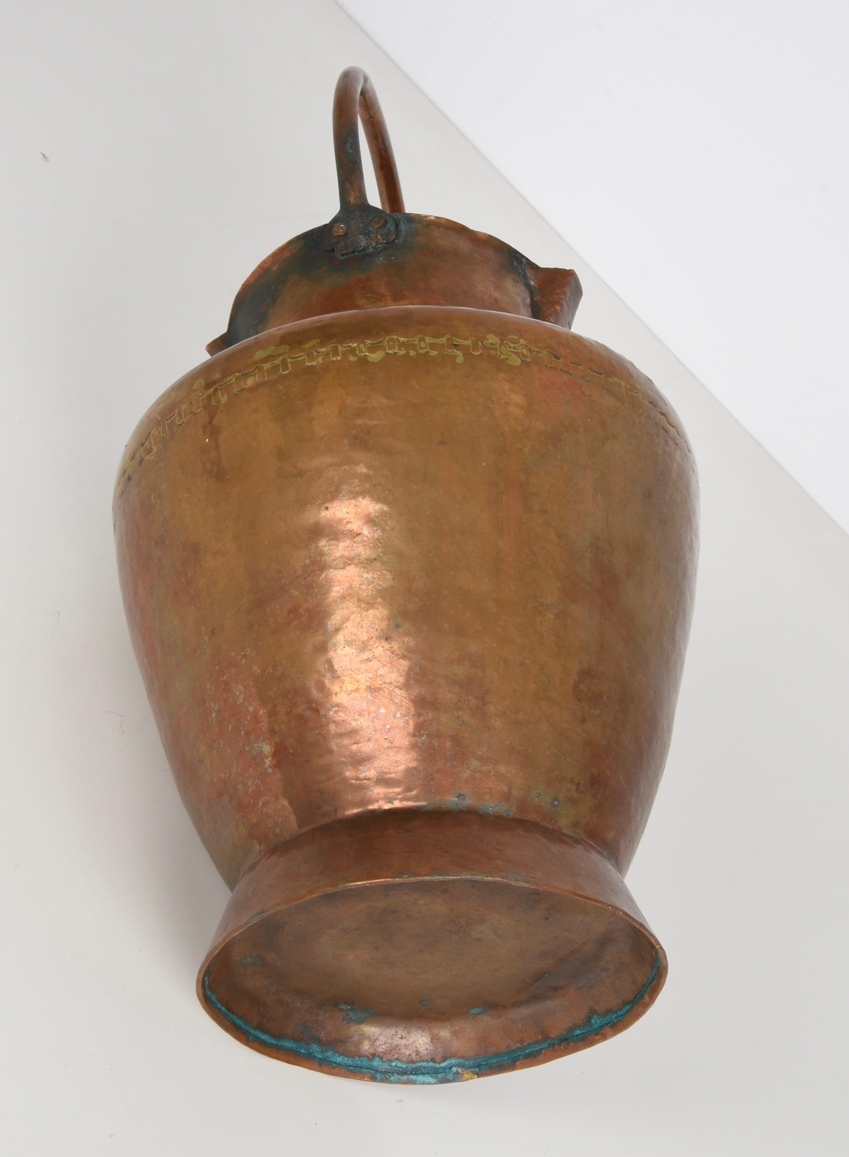 Italian Copper Vase ​​with Double Spouts and a Single Handle, Tuscany, 1930s For Sale 11