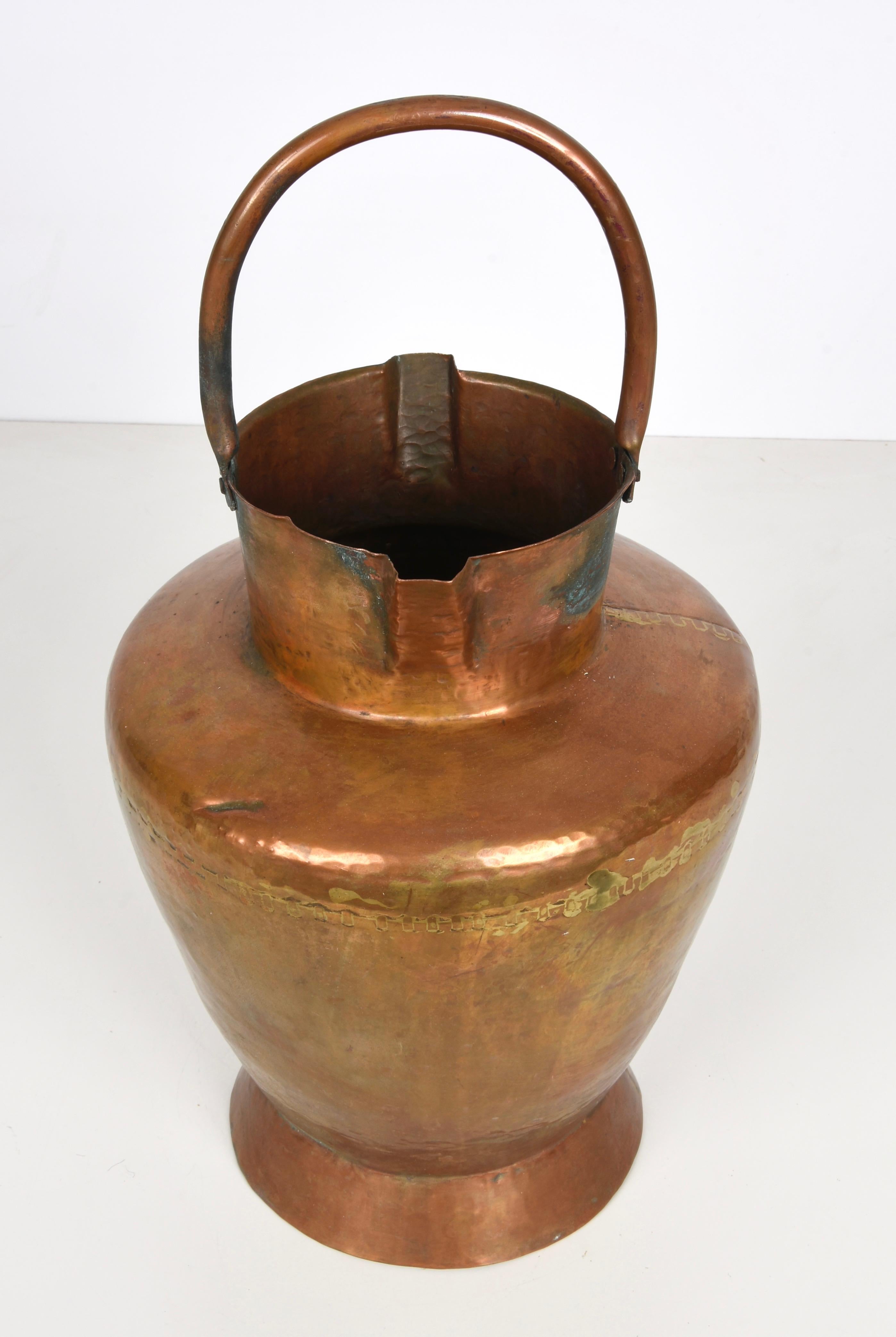 Erstaunliche toskanische Vase Mezzina in Kupfer, 48 cm Höhe. Dieses wunderschöne Stück wurde in den 1930er Jahren in Italien entworfen.

Diese große Vase ist erstaunlich, da sie zwei Ausgüsse und einen einzigen Henkel hat. Erstaunliche Produktion