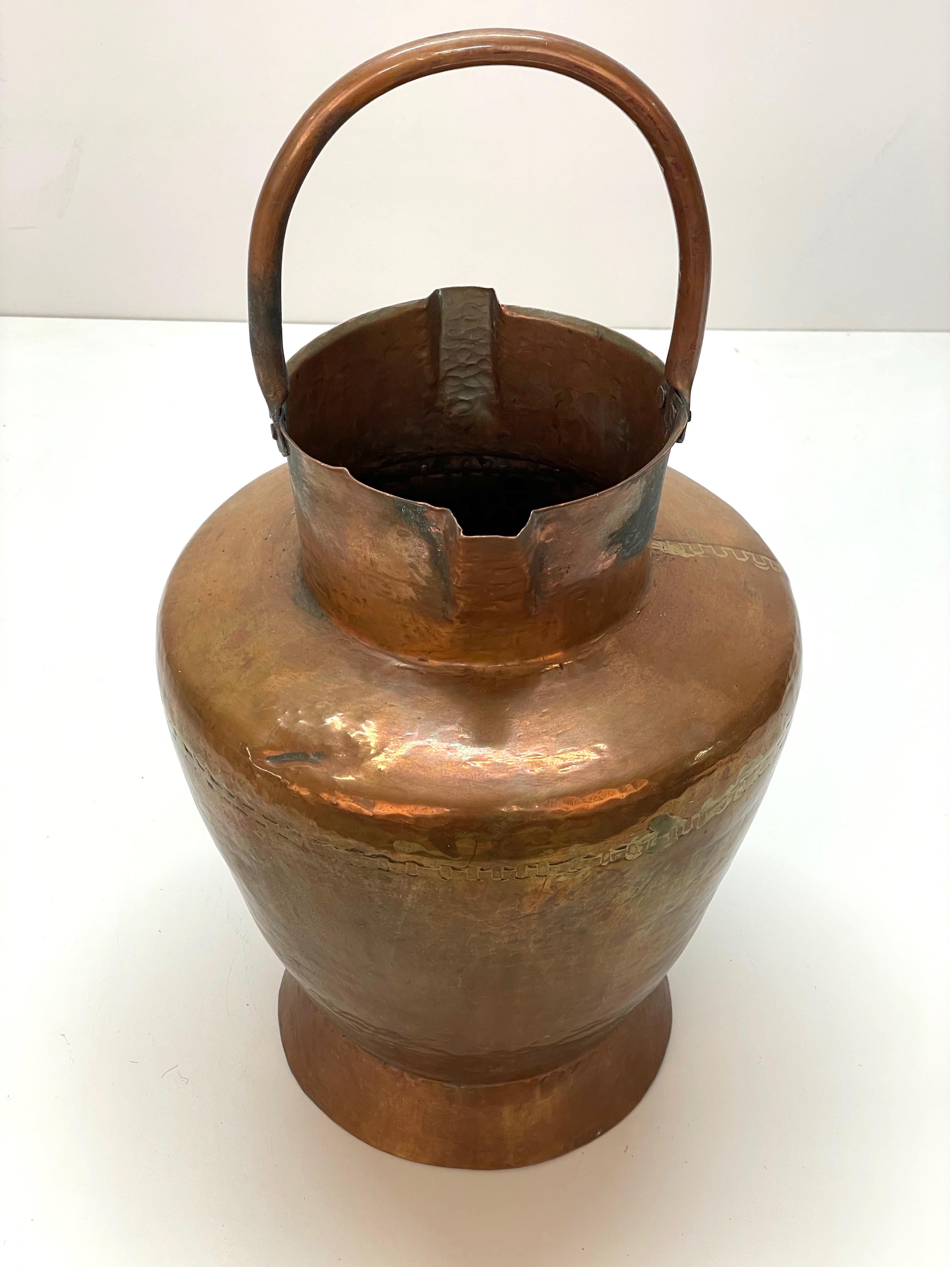 Mid-Century Modern Italian Copper Vase ​​with Double Spouts and a Single Handle, Tuscany, 1930s For Sale