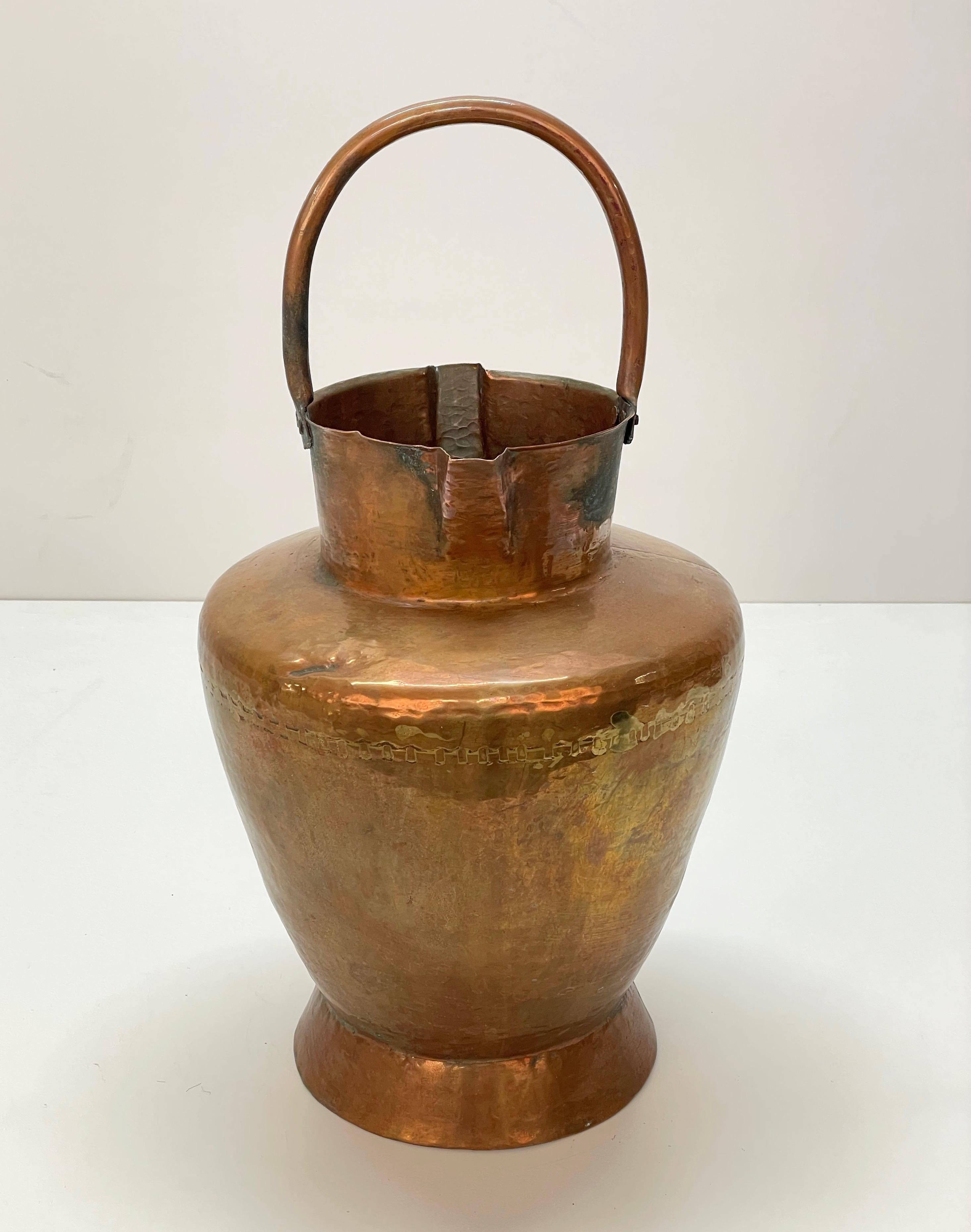 Italian Copper Vase ​​with Double Spouts and a Single Handle, Tuscany, 1930s In Good Condition For Sale In Roma, IT