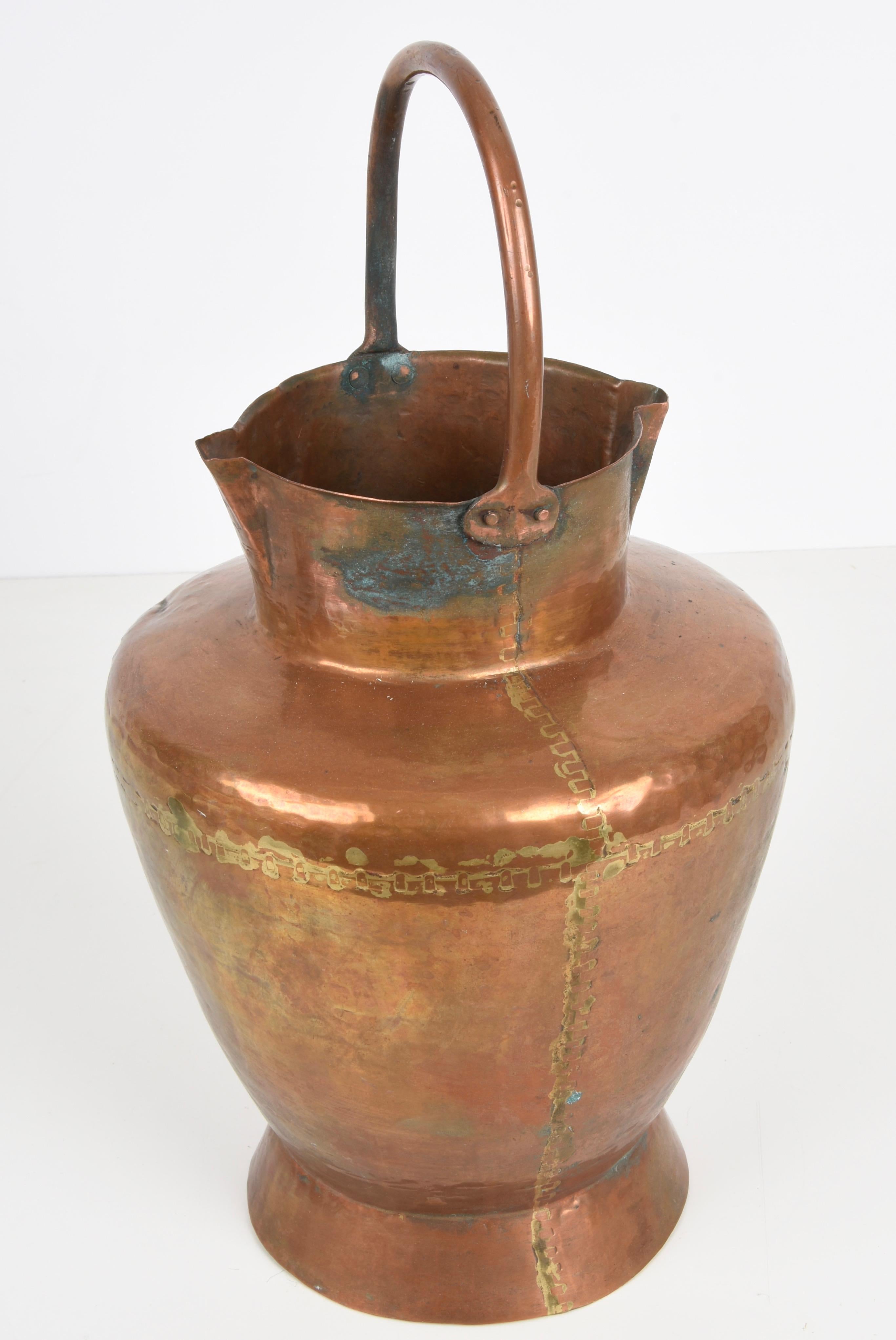 Mid-20th Century Italian Copper Vase ​​with Double Spouts and a Single Handle, Tuscany, 1930s For Sale