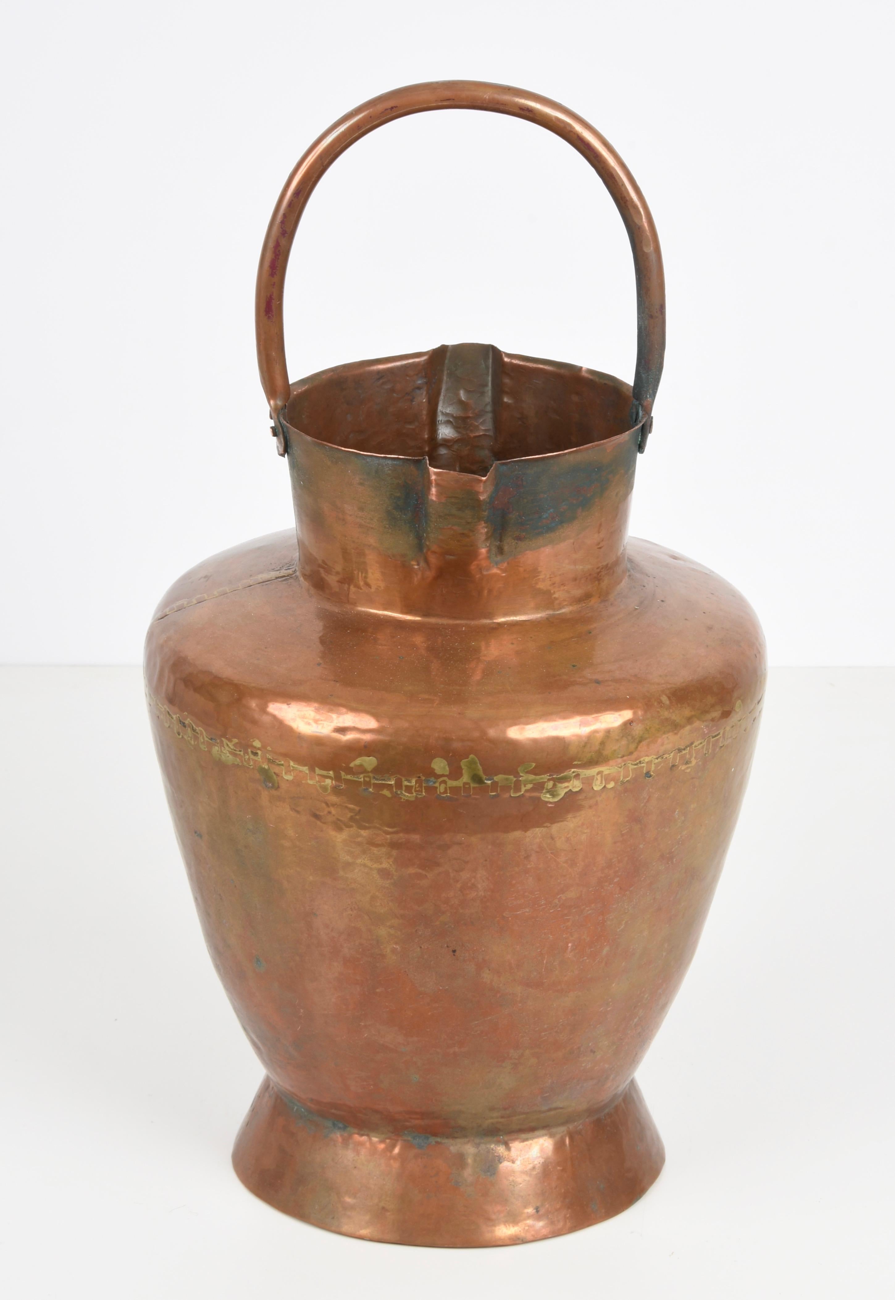 Mid-Century moderno Vaso italiano in rame con doppio beccuccio e manico singolo, Toscana, anni '30 in vendita