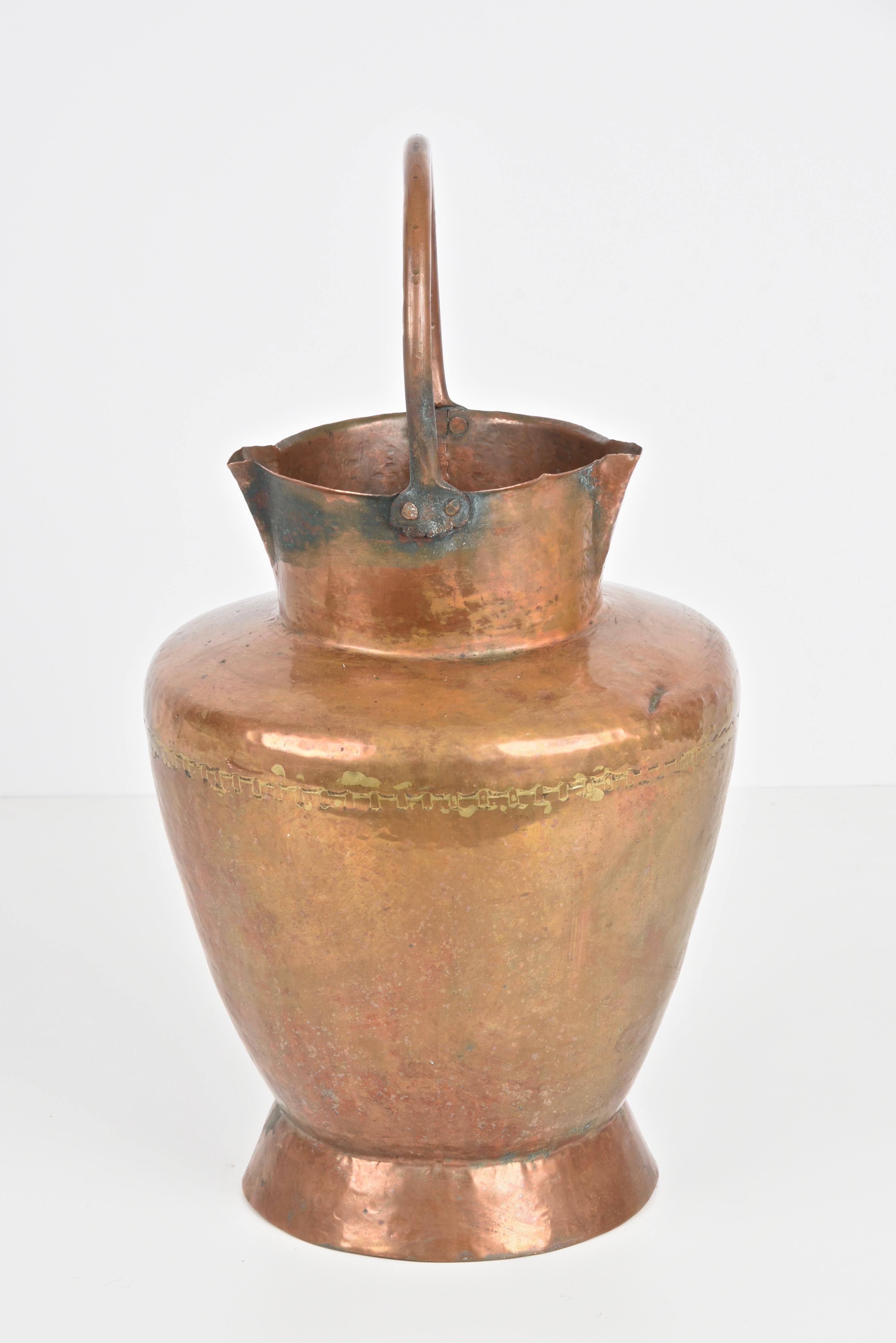 Italian Copper Vase ​​with Double Spouts and a Single Handle, Tuscany, 1930s For Sale 2