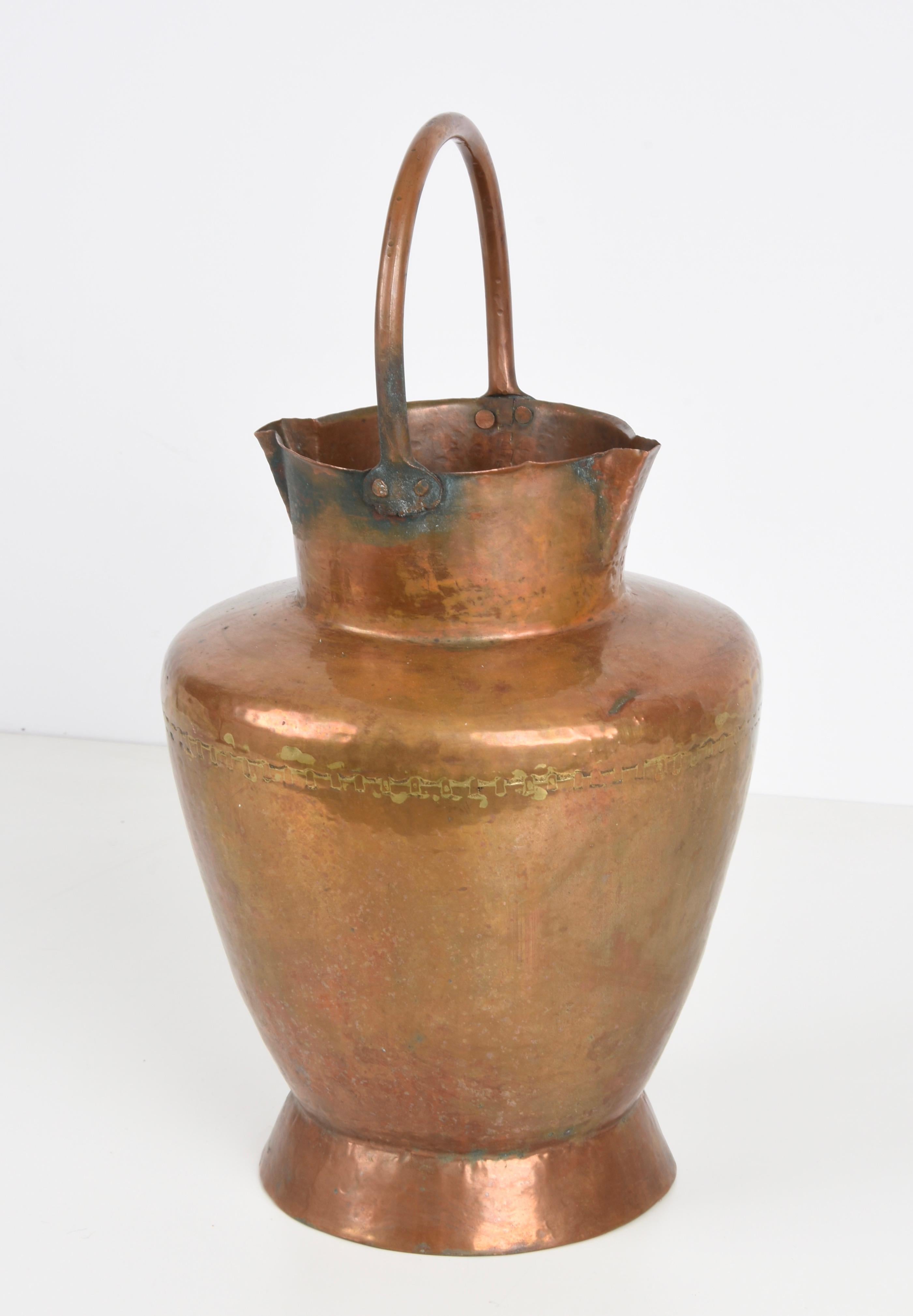 Italian Copper Vase ​​with Double Spouts and a Single Handle, Tuscany, 1930s For Sale 3